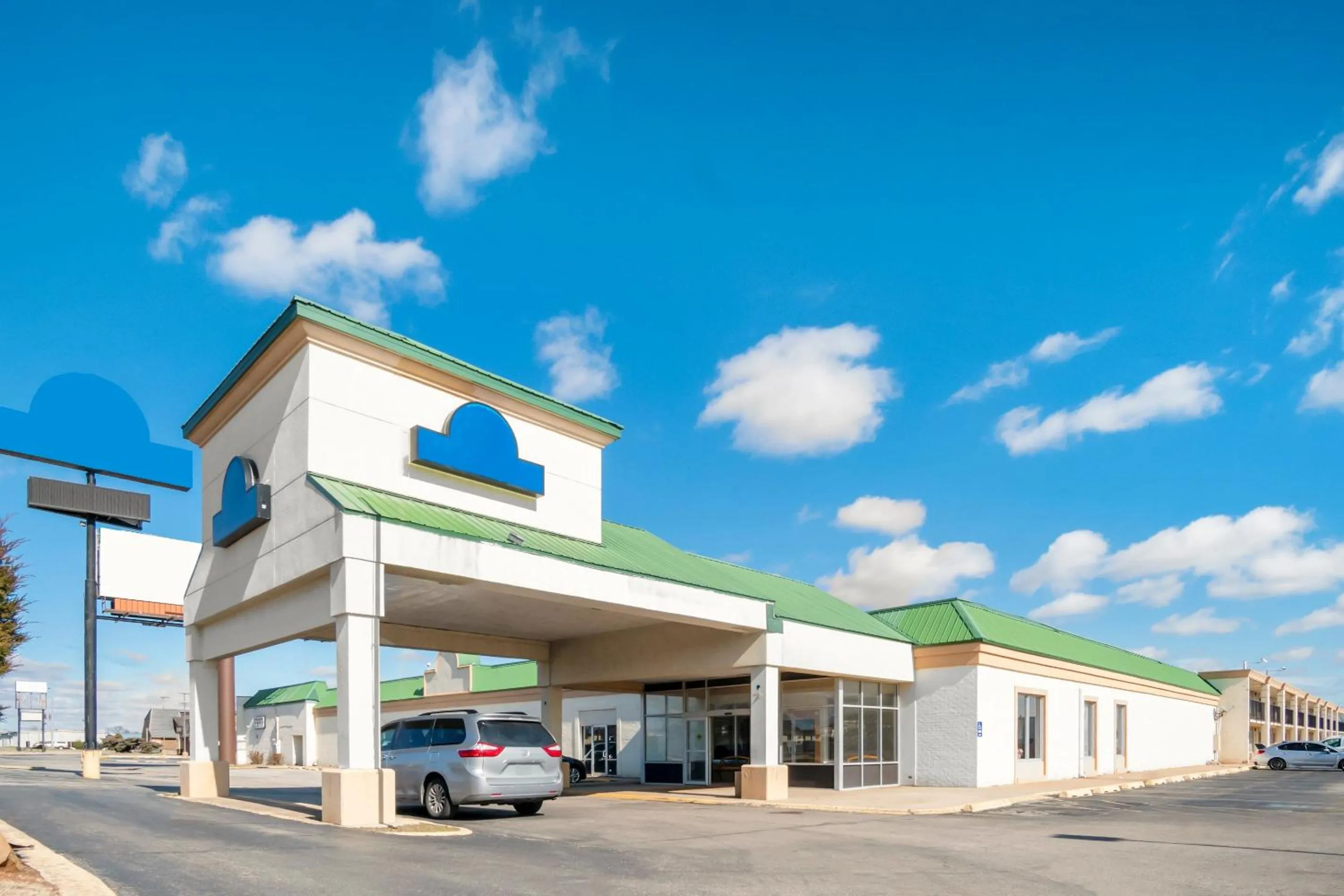 Facade/entrance in OYO Hotel Oklahoma City South I-35 and SE 29th