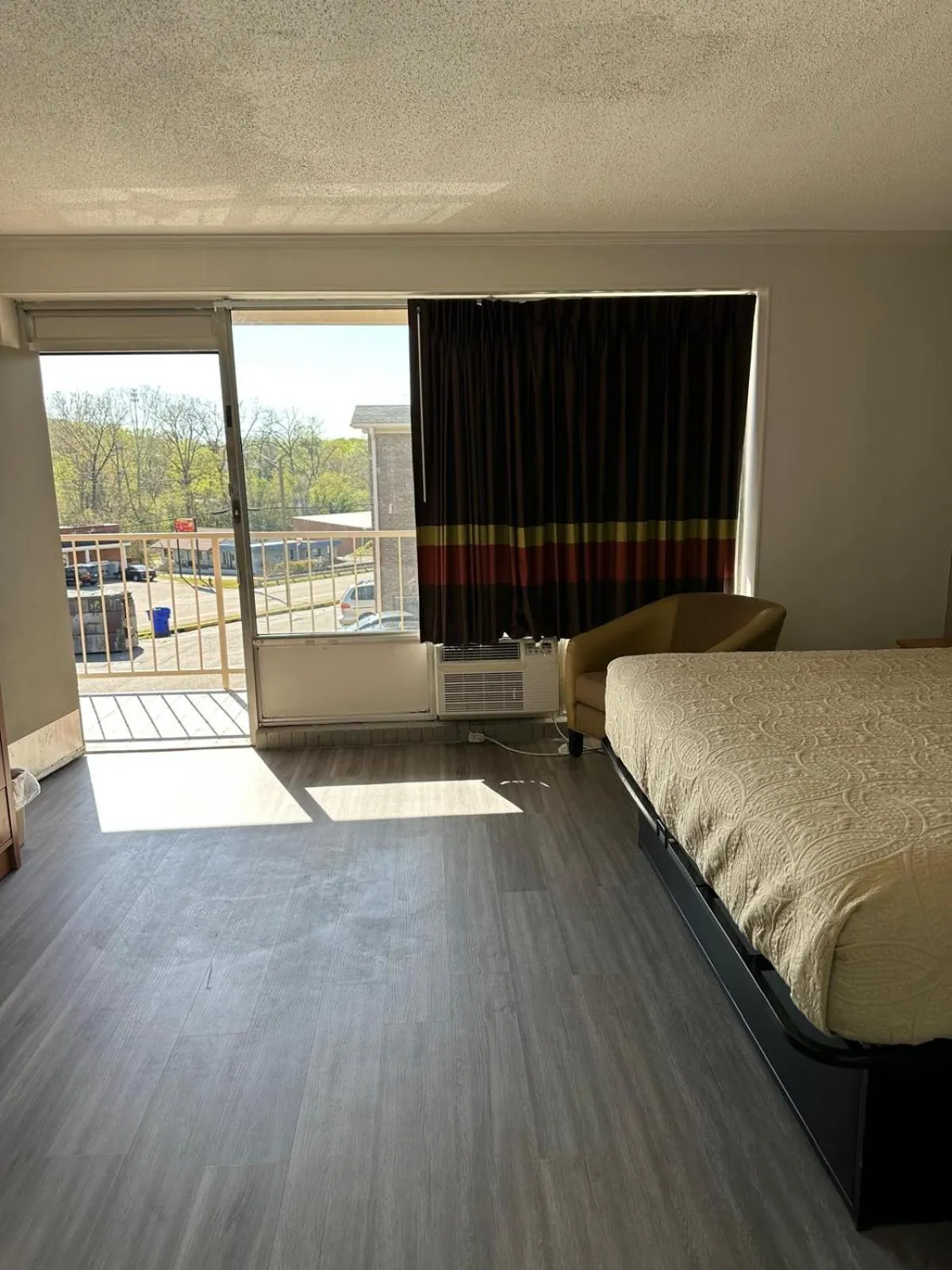 Bed in Budgetel Inn & Suites