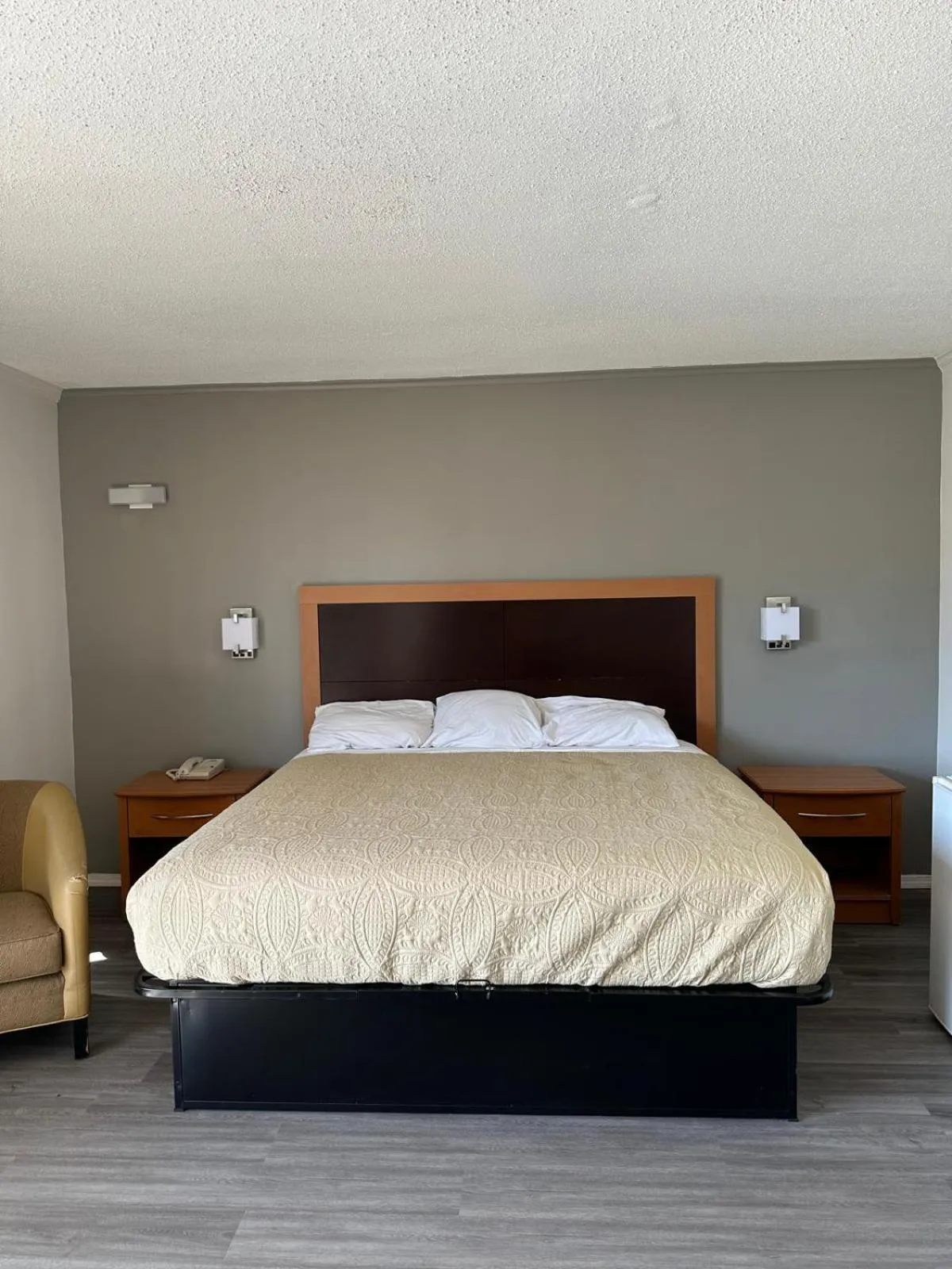 Bed in Budgetel Inn & Suites