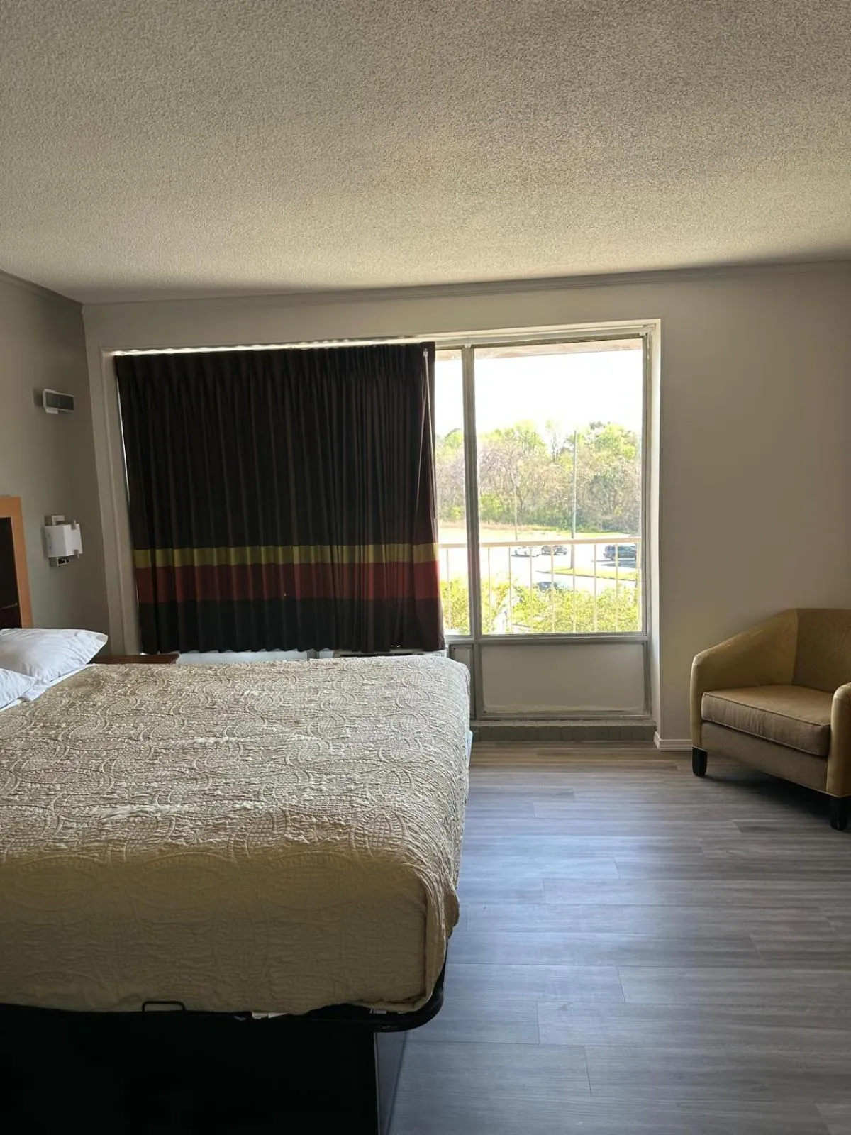 Bed in Budgetel Inn & Suites