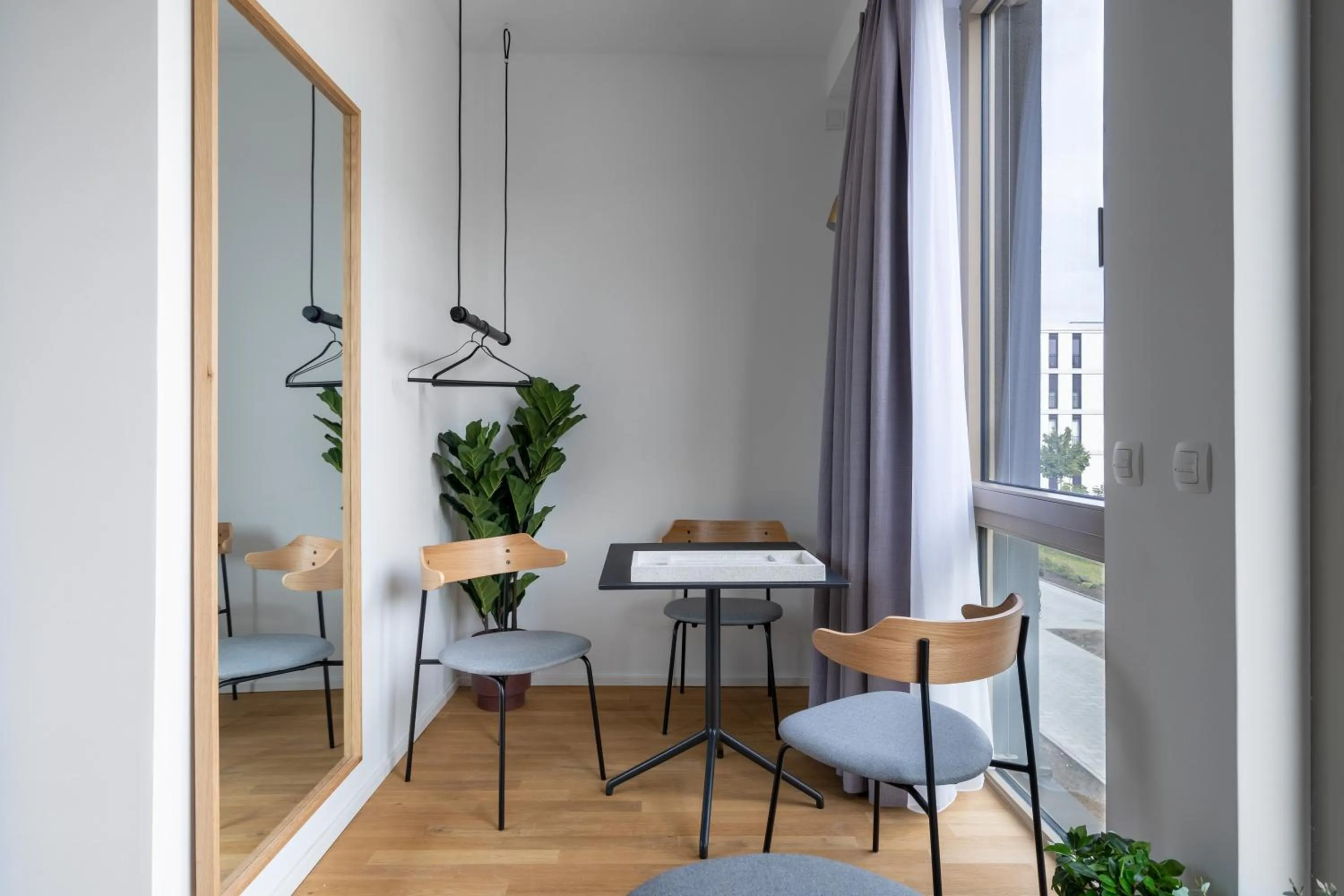 Dining area in Limehome Potsdam Annemarie-Wolff-Platz