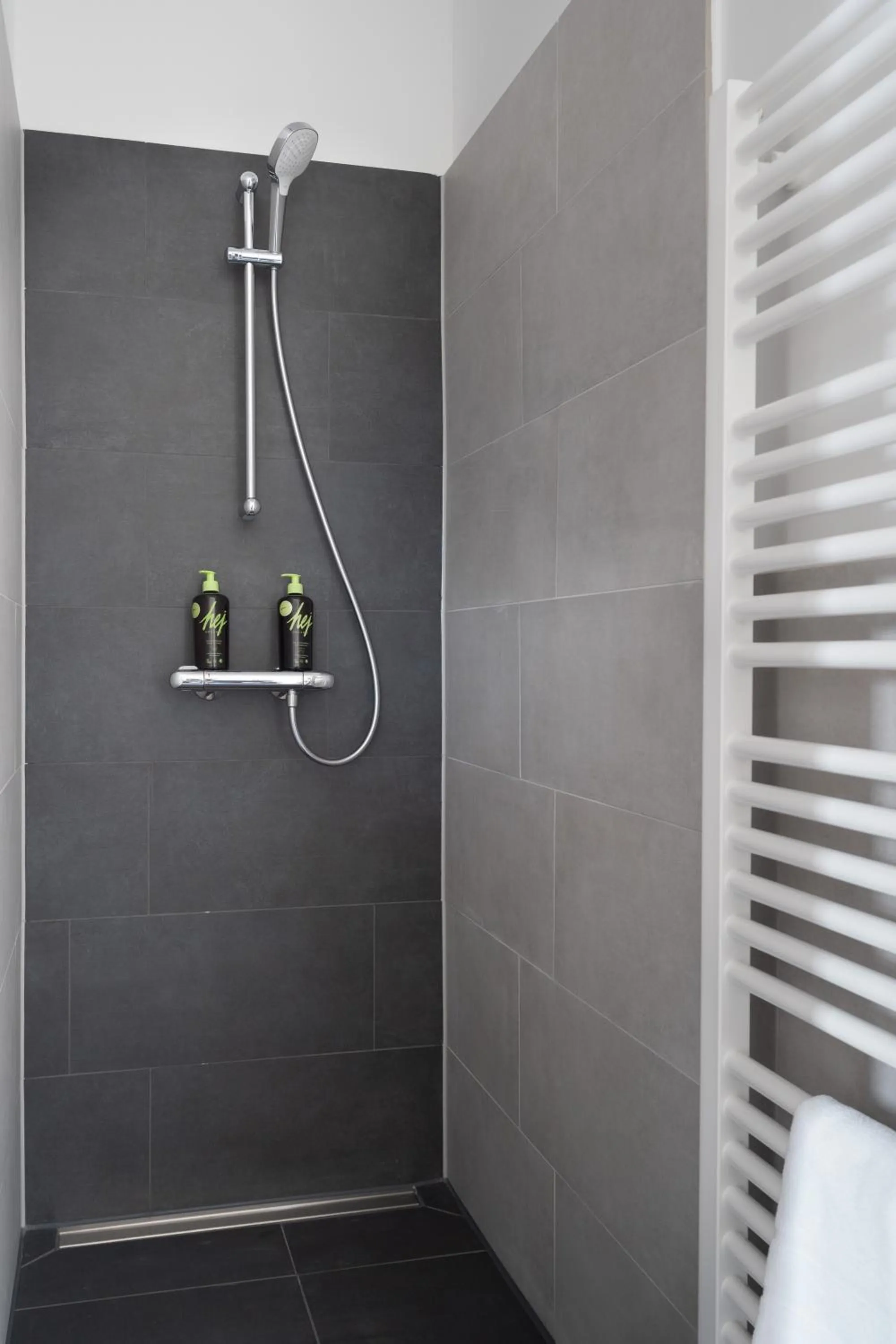 Shower in Limehome Potsdam Annemarie-Wolff-Platz