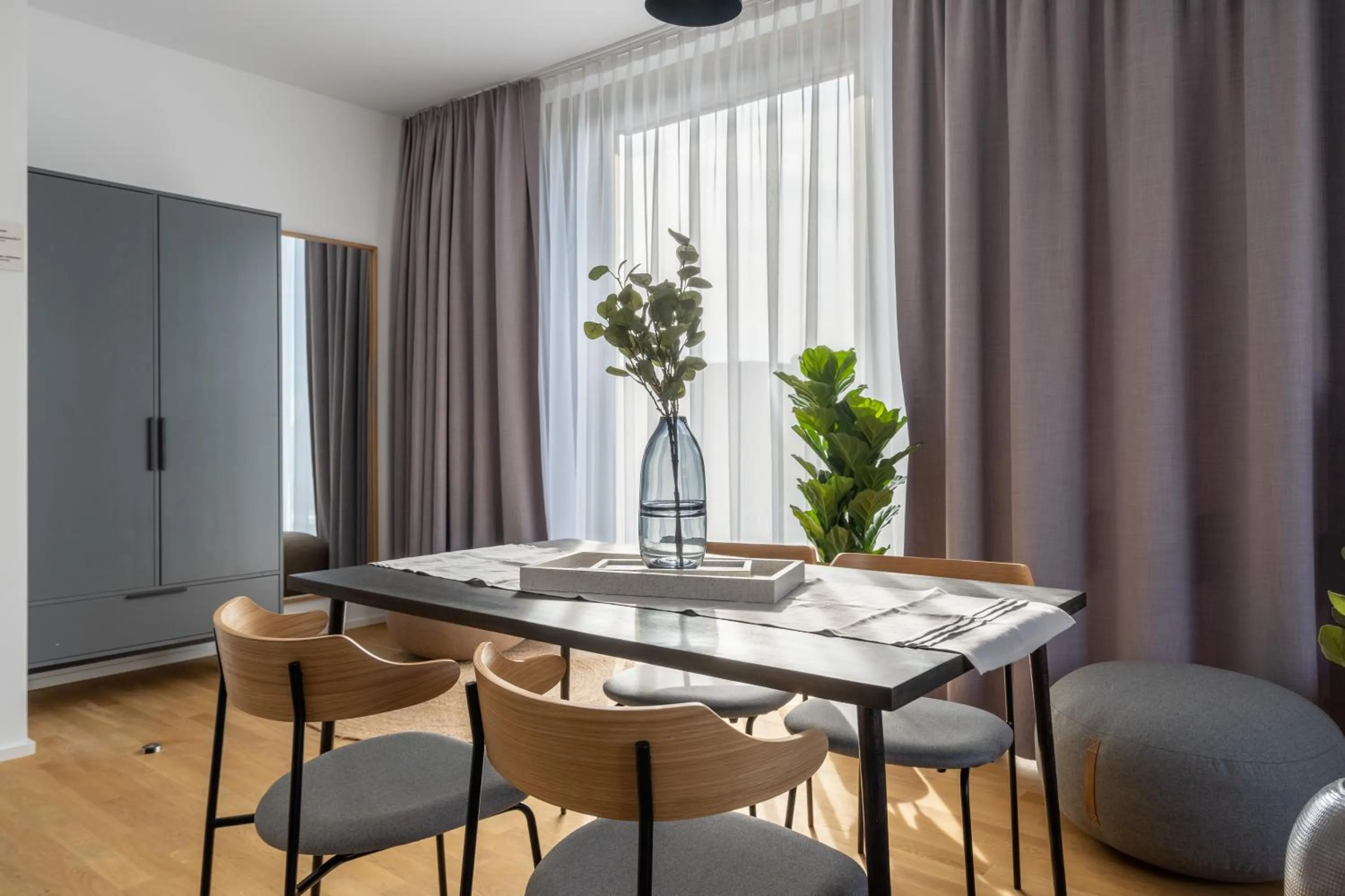 Dining area in Limehome Potsdam Annemarie-Wolff-Platz