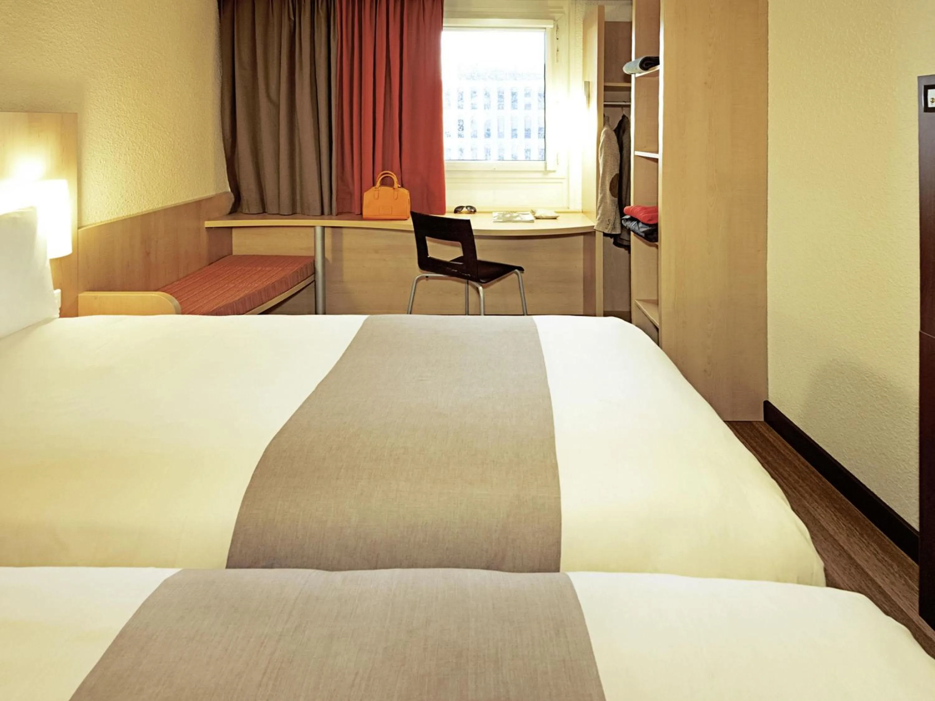 Bedroom, Bed in ibis Montes Claros Shopping