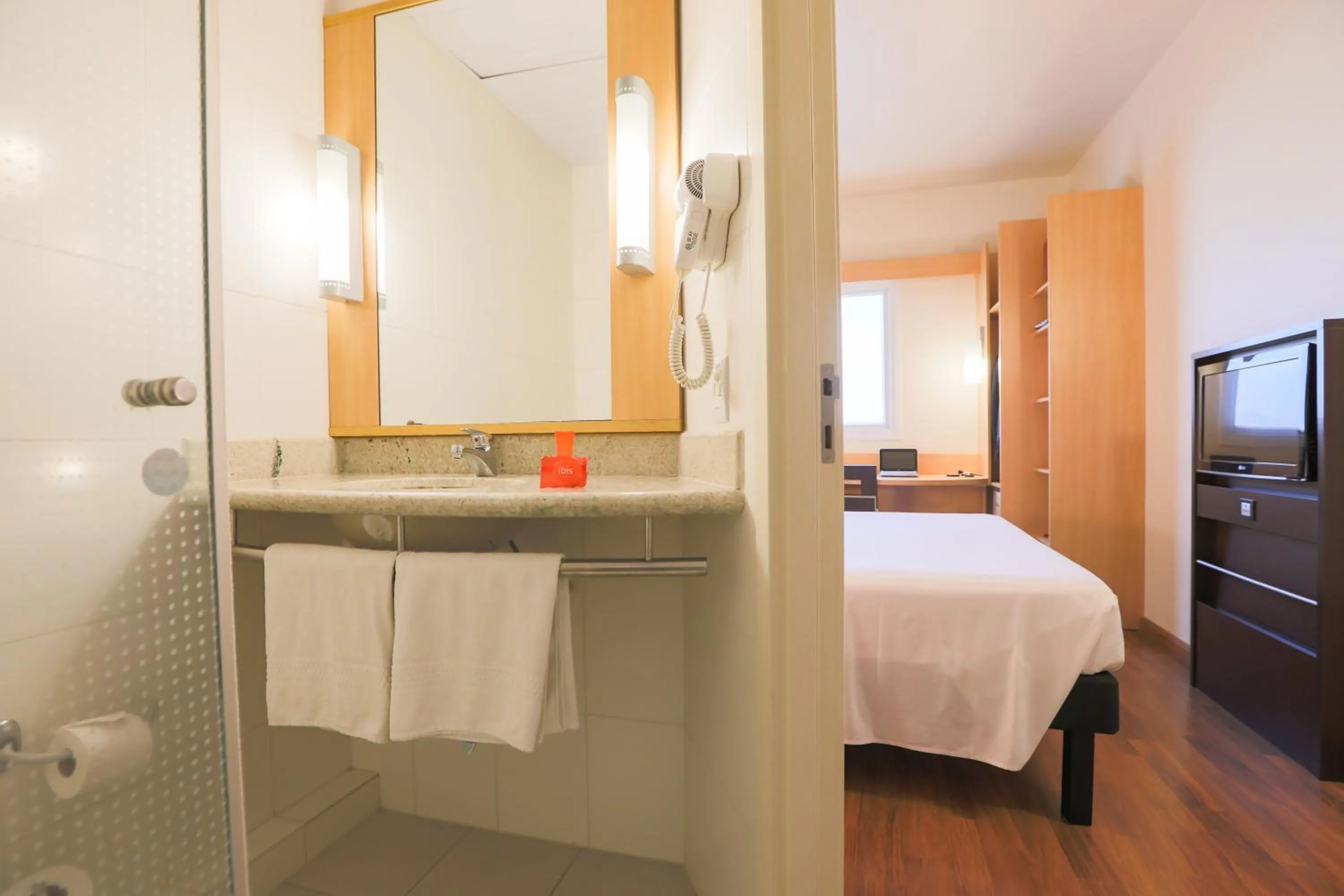 Bathroom, Bed in ibis Montes Claros Shopping