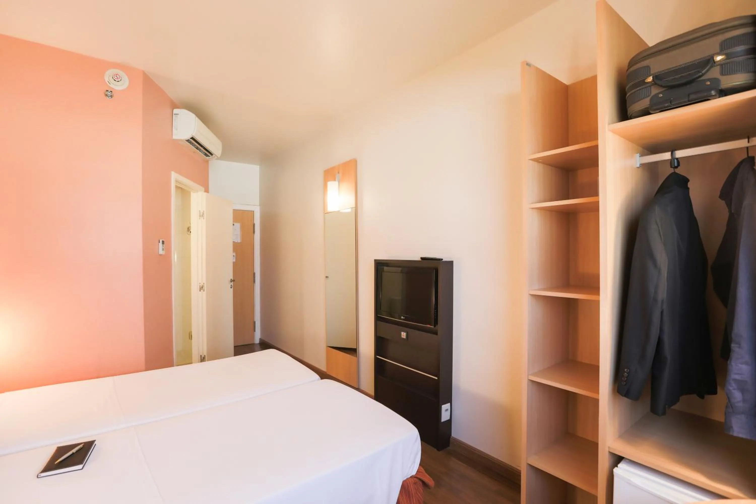 Photo of the whole room, Bed in ibis Montes Claros Shopping