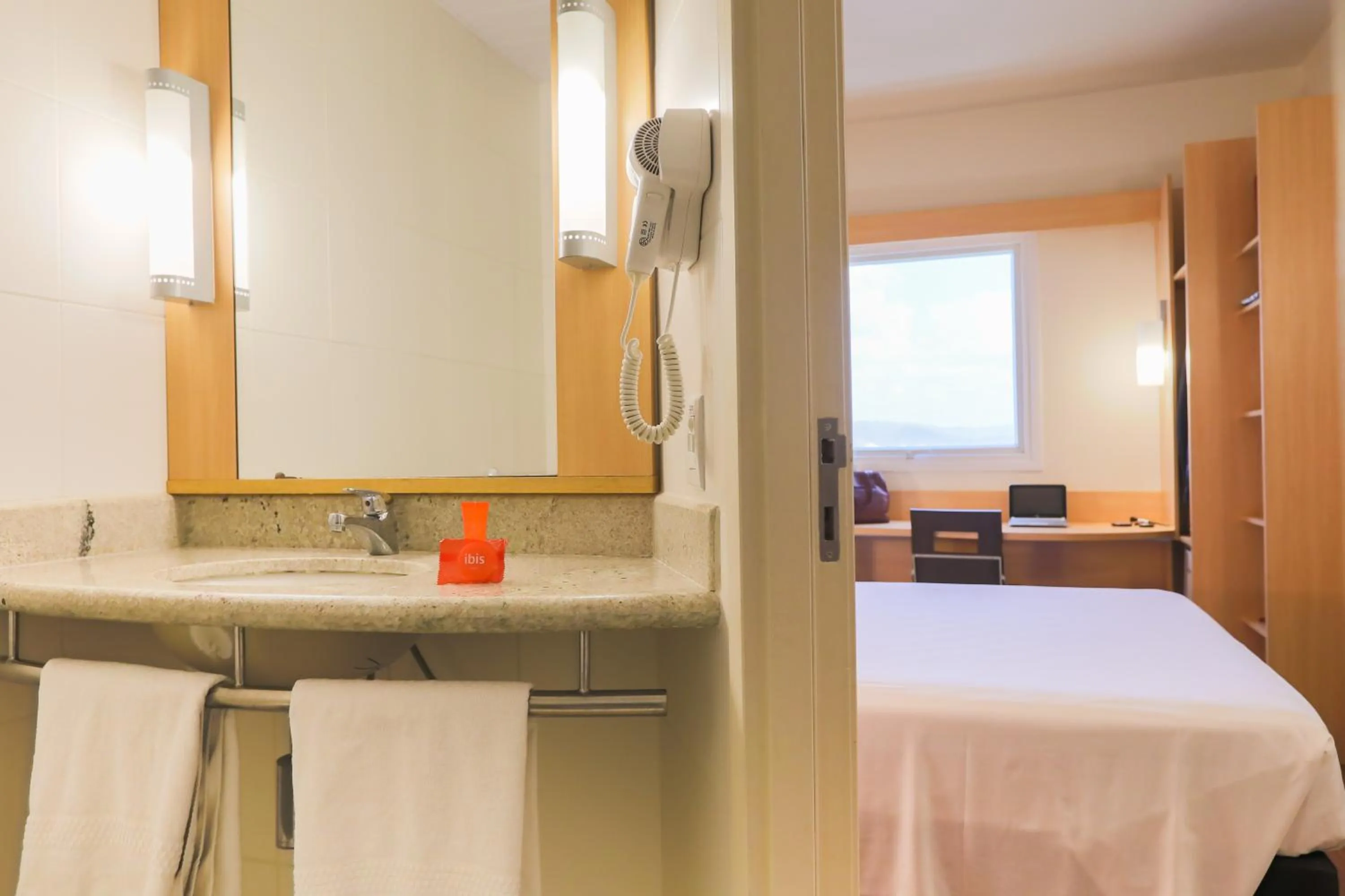Bathroom, Bed in ibis Montes Claros Shopping