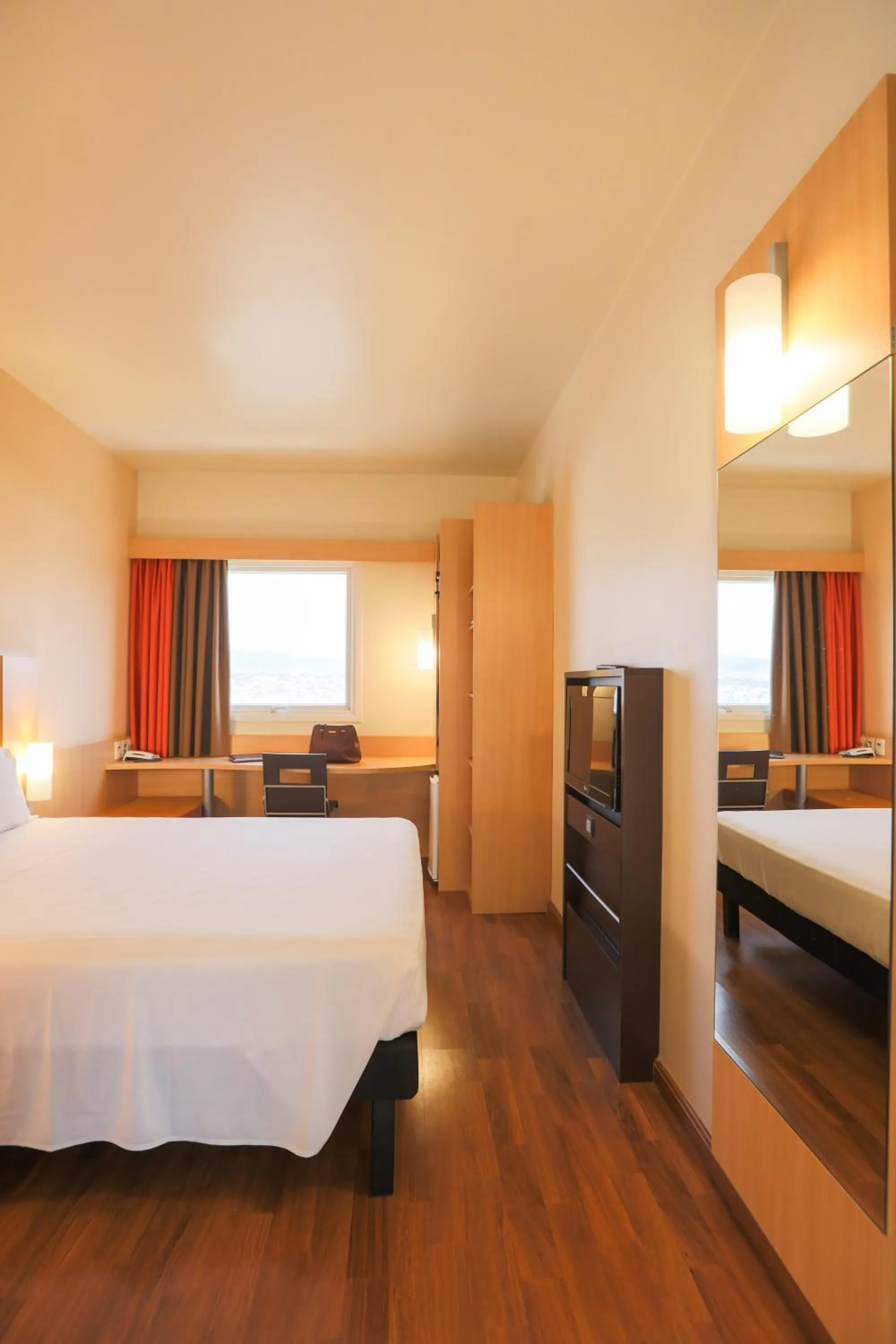 Photo of the whole room, Bed in ibis Montes Claros Shopping