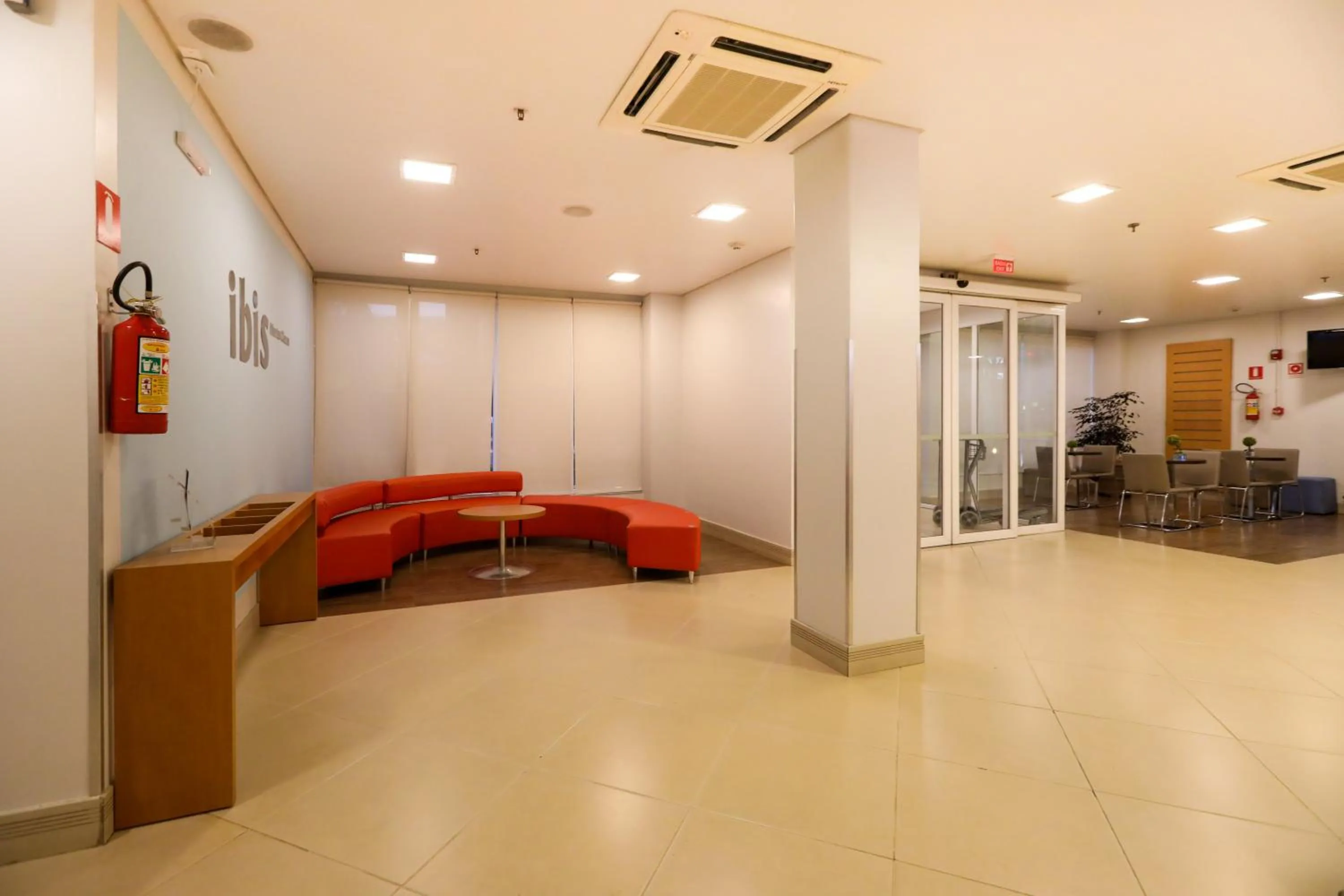 Lobby or reception in ibis Montes Claros Shopping