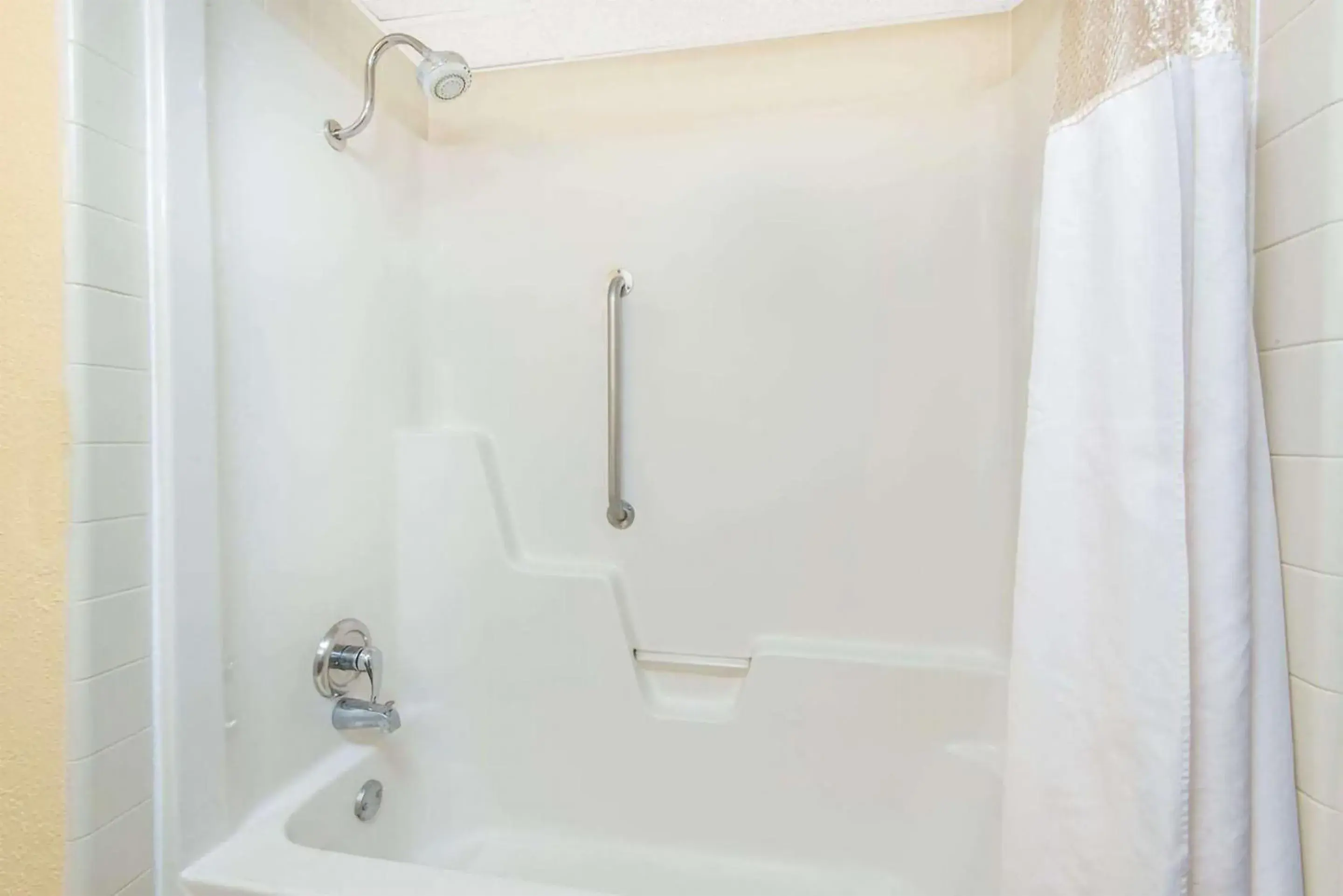 King Room - Disability Access nonsmoking in Blue Way Inn & Suites Wichita East King Room - Disability Access nonsmoking in Blue Way Inn & Suites Wichita East