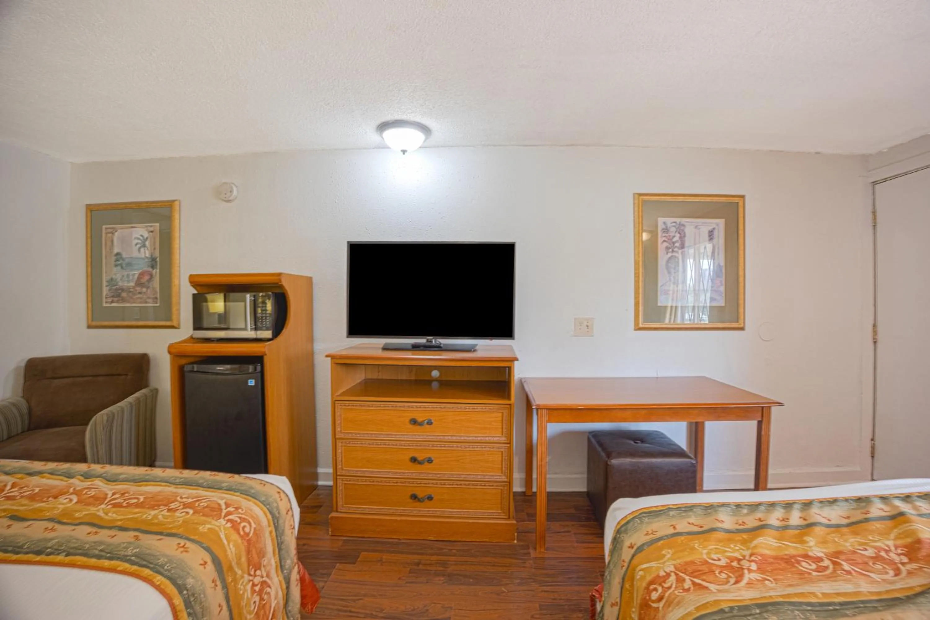 Bedroom in Liberty Garden Inn by OYO Kissimmee near Disney World