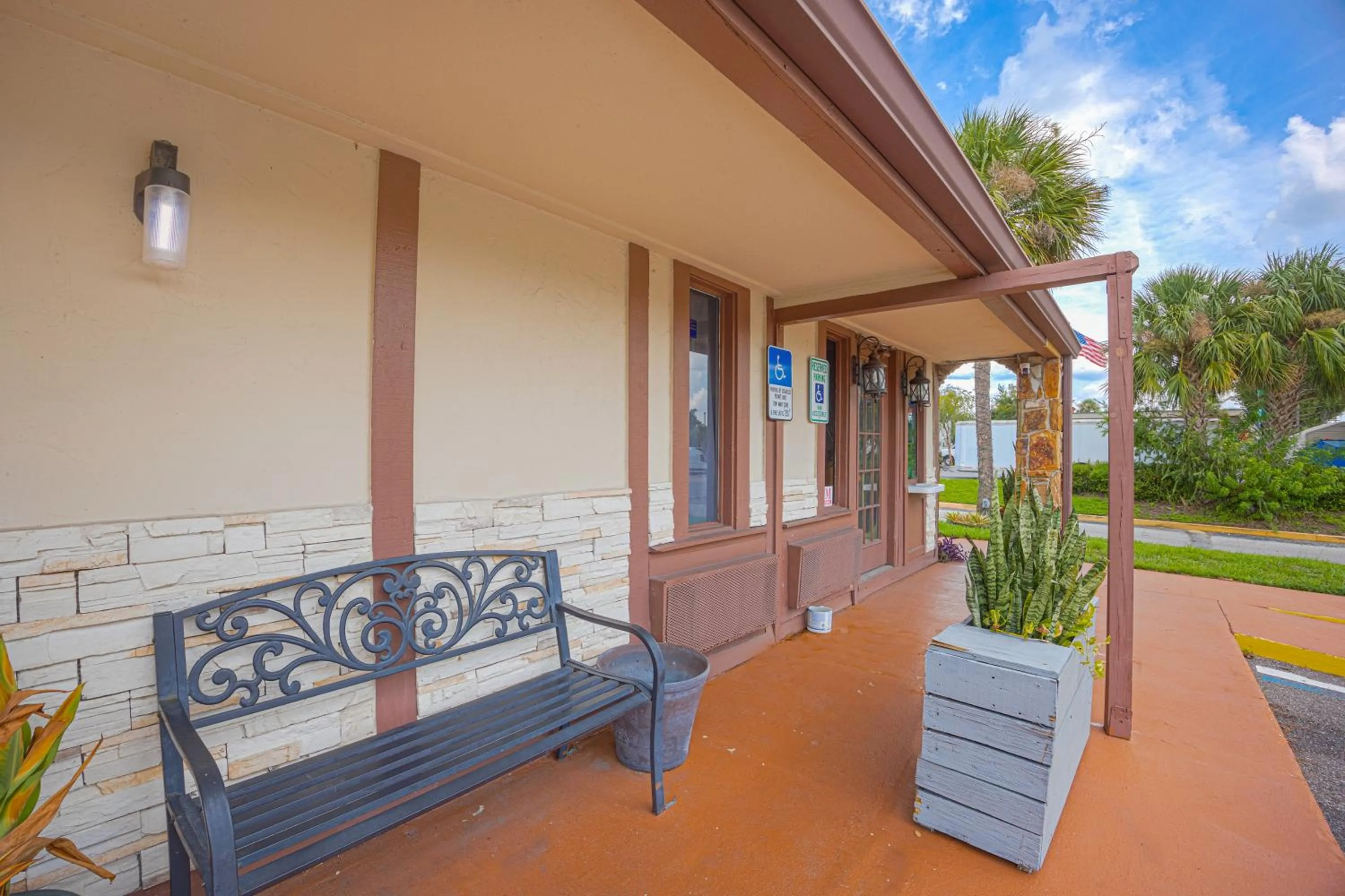 Facade/entrance in Liberty Garden Inn by OYO Kissimmee near Disney World