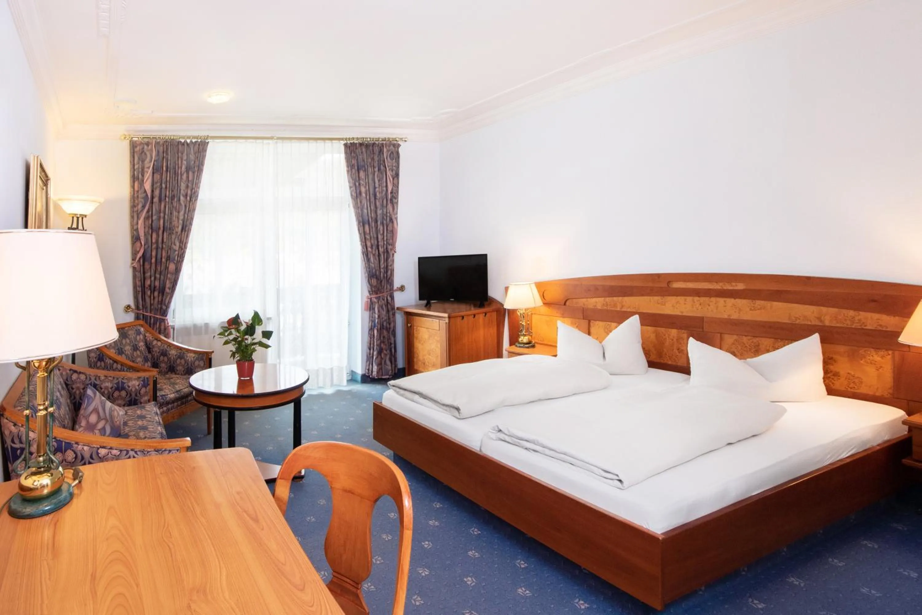 Photo of the whole room, Bed in Post-Hotel