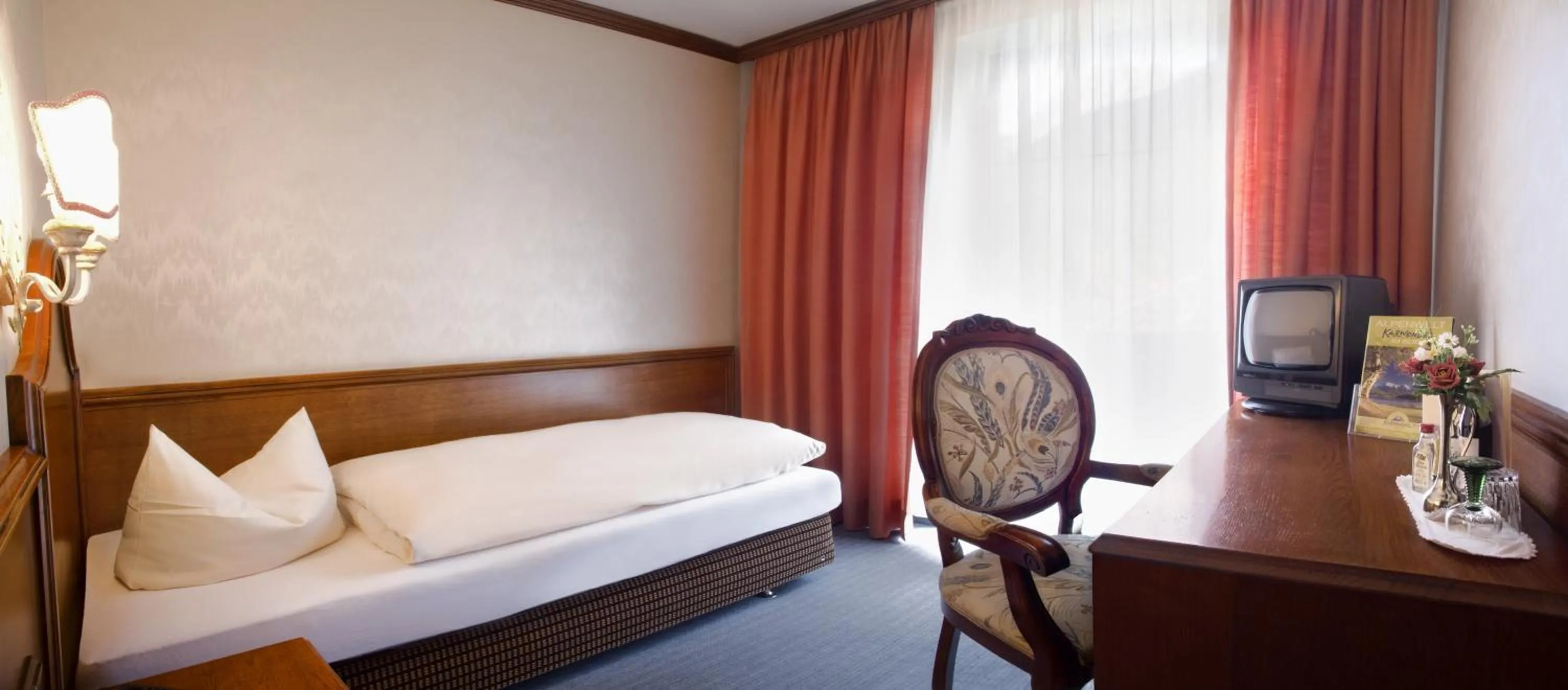 Photo of the whole room, Bed in Post-Hotel