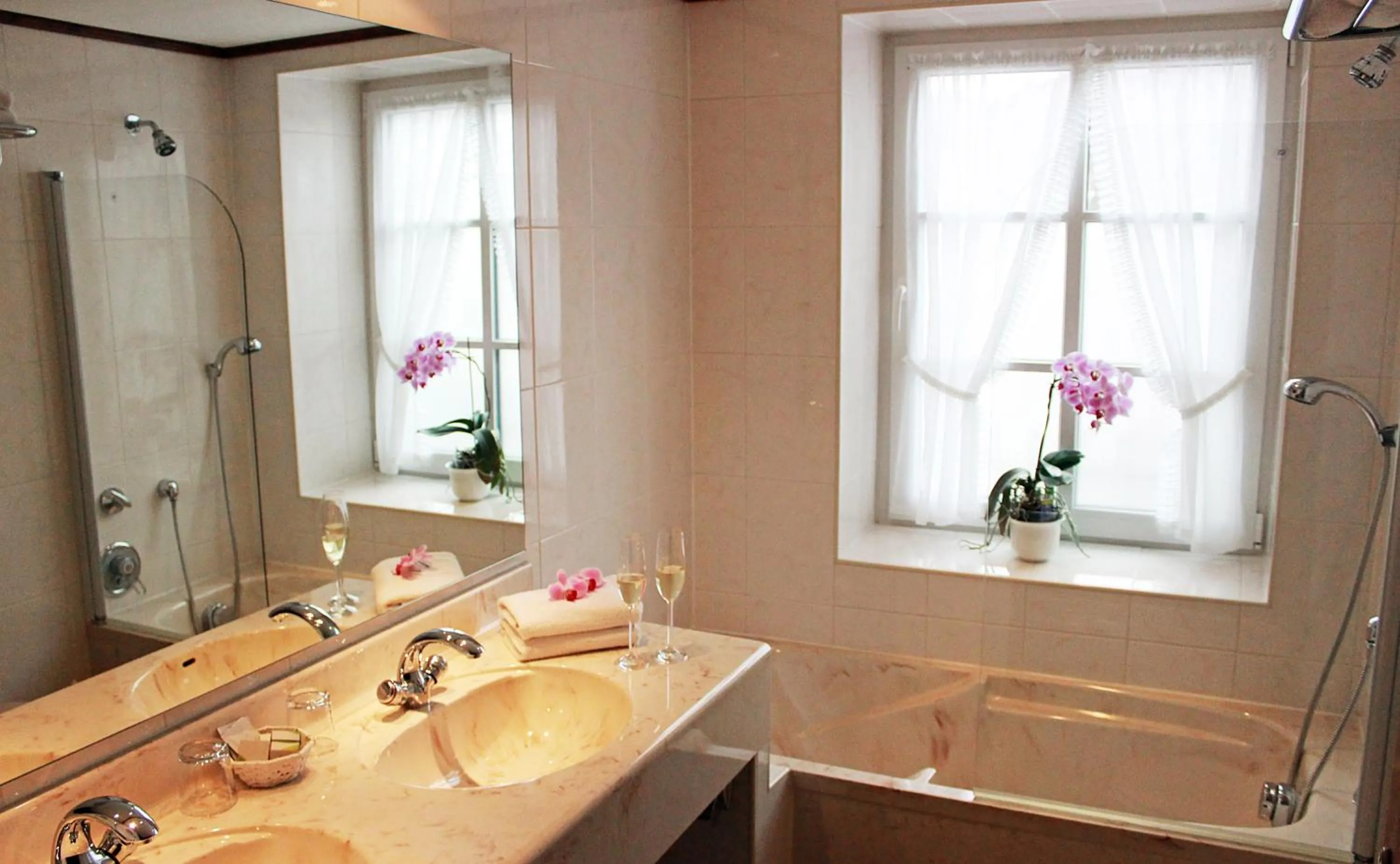 Photo of the whole room in Post-Hotel