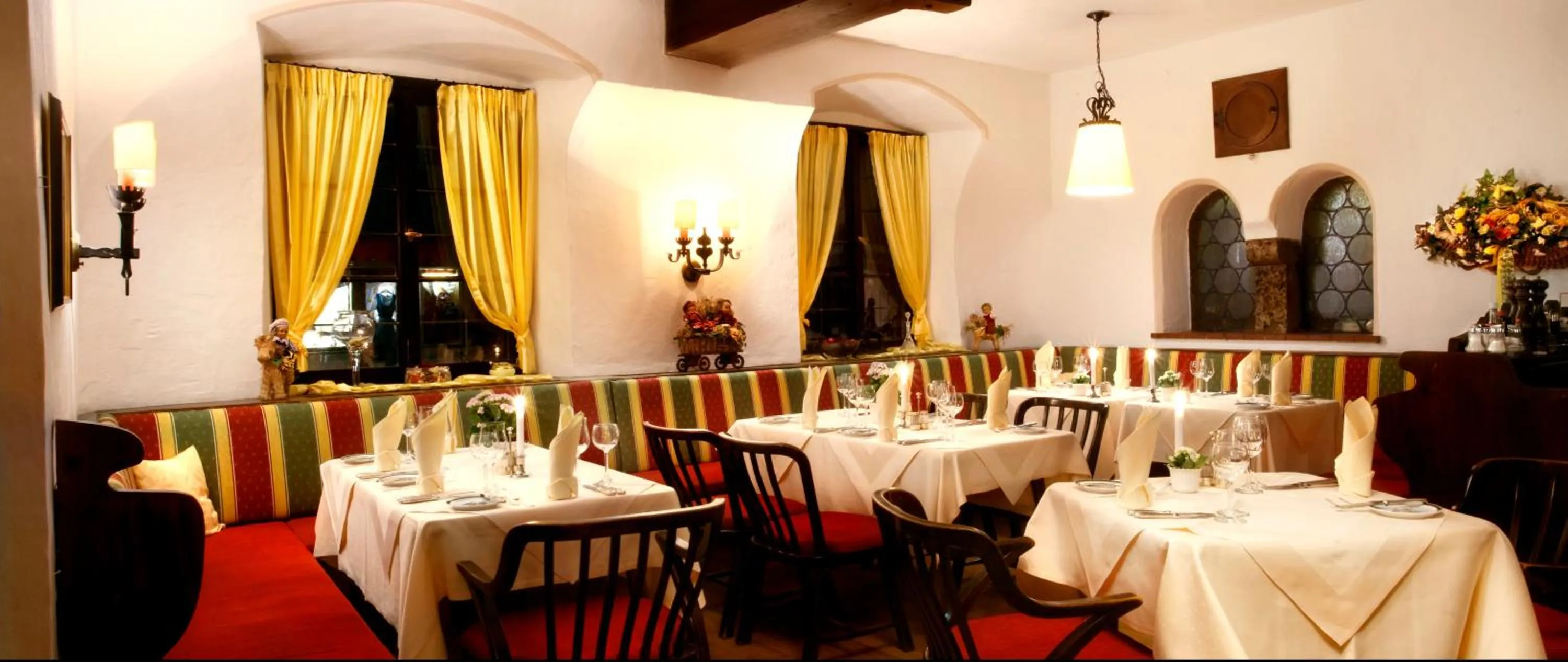 Restaurant/places to eat in Post-Hotel