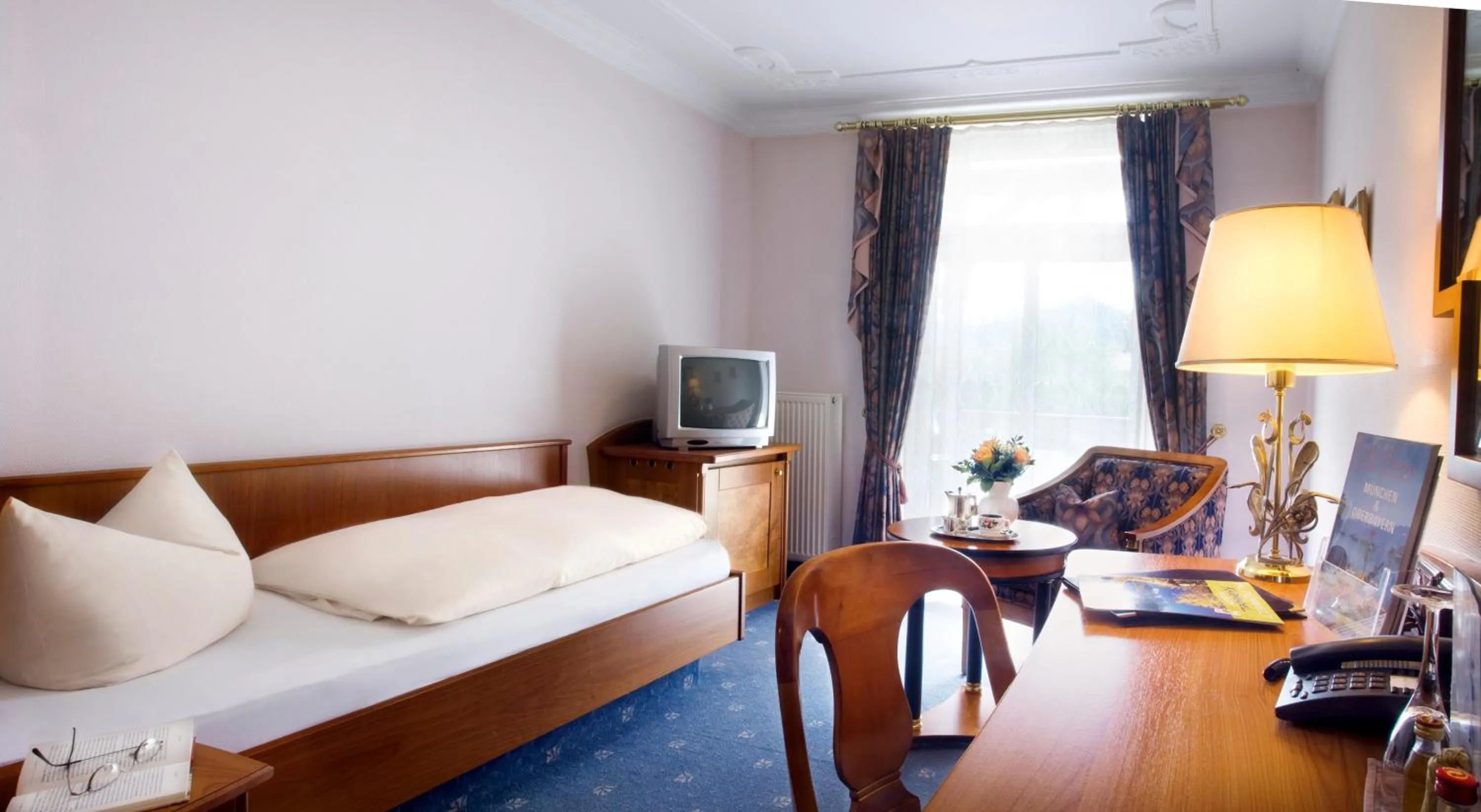 Photo of the whole room, Bed in Post-Hotel