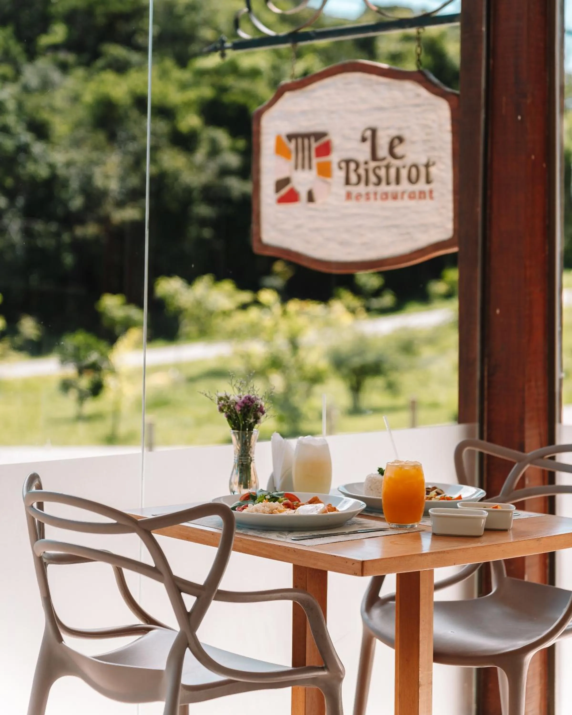 Restaurant/places to eat in Le Village Boutique Hotel