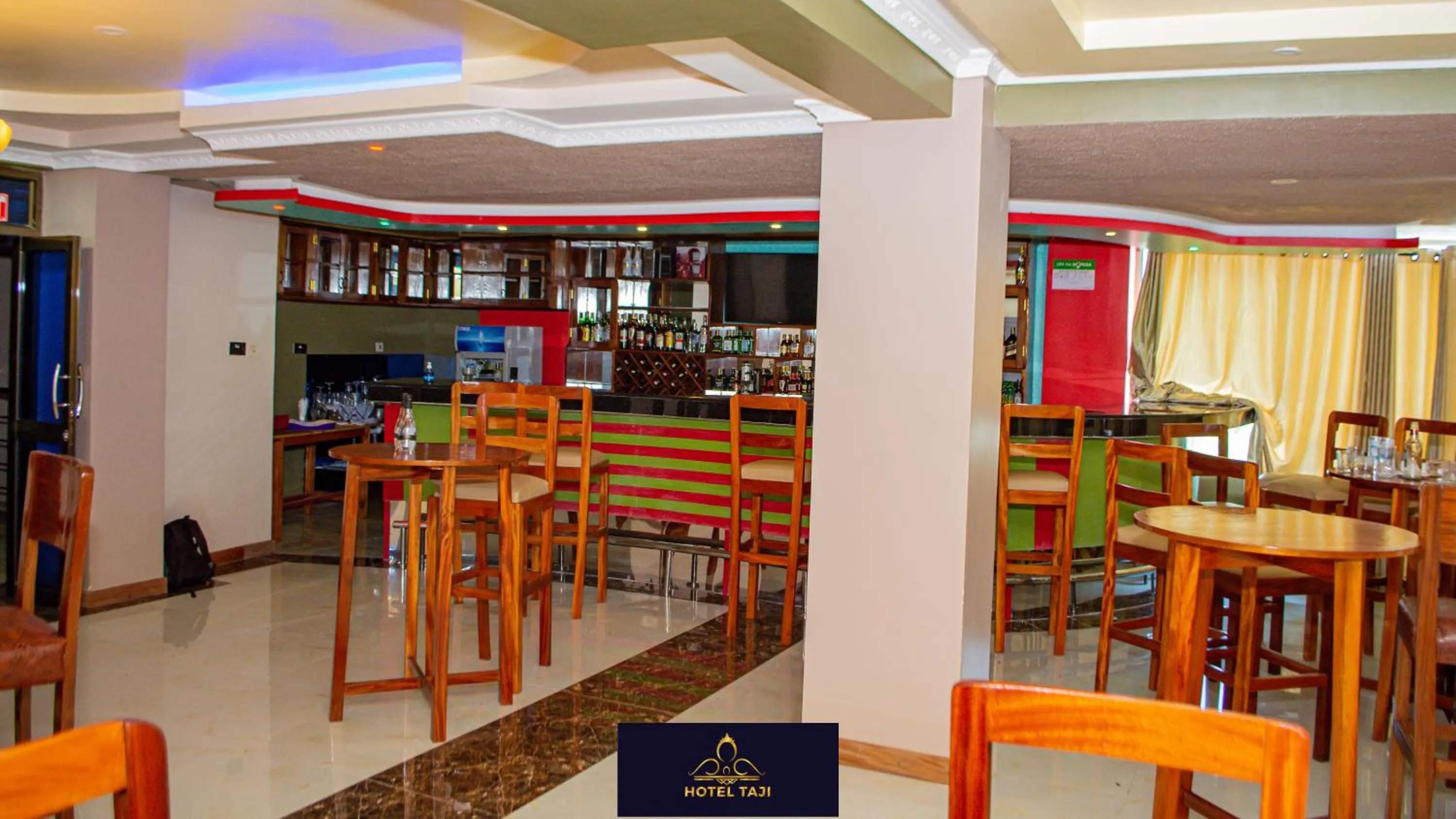 Lounge or bar in HOTEL TAJI