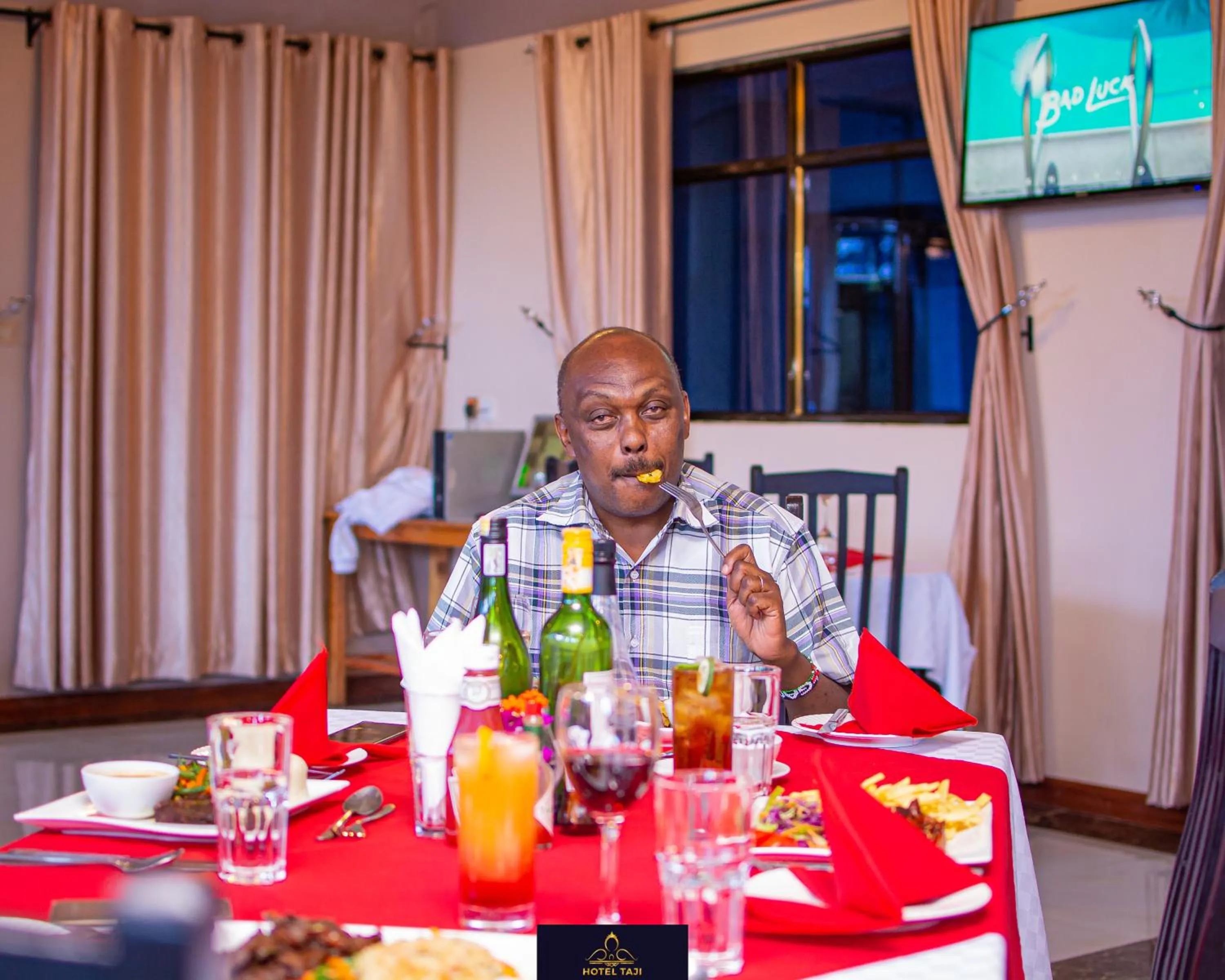 Restaurant/places to eat in HOTEL TAJI