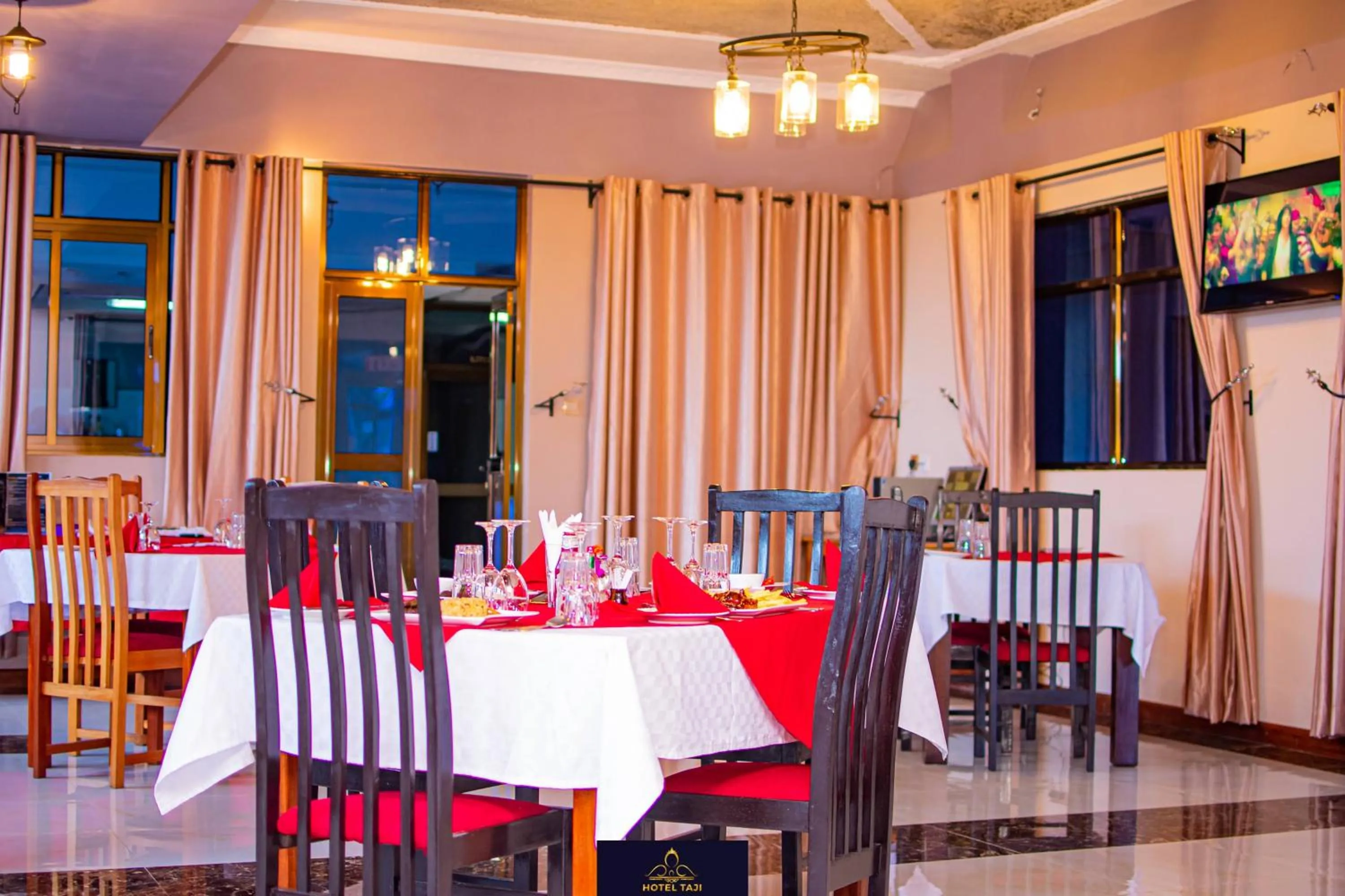 Restaurant/places to eat in HOTEL TAJI