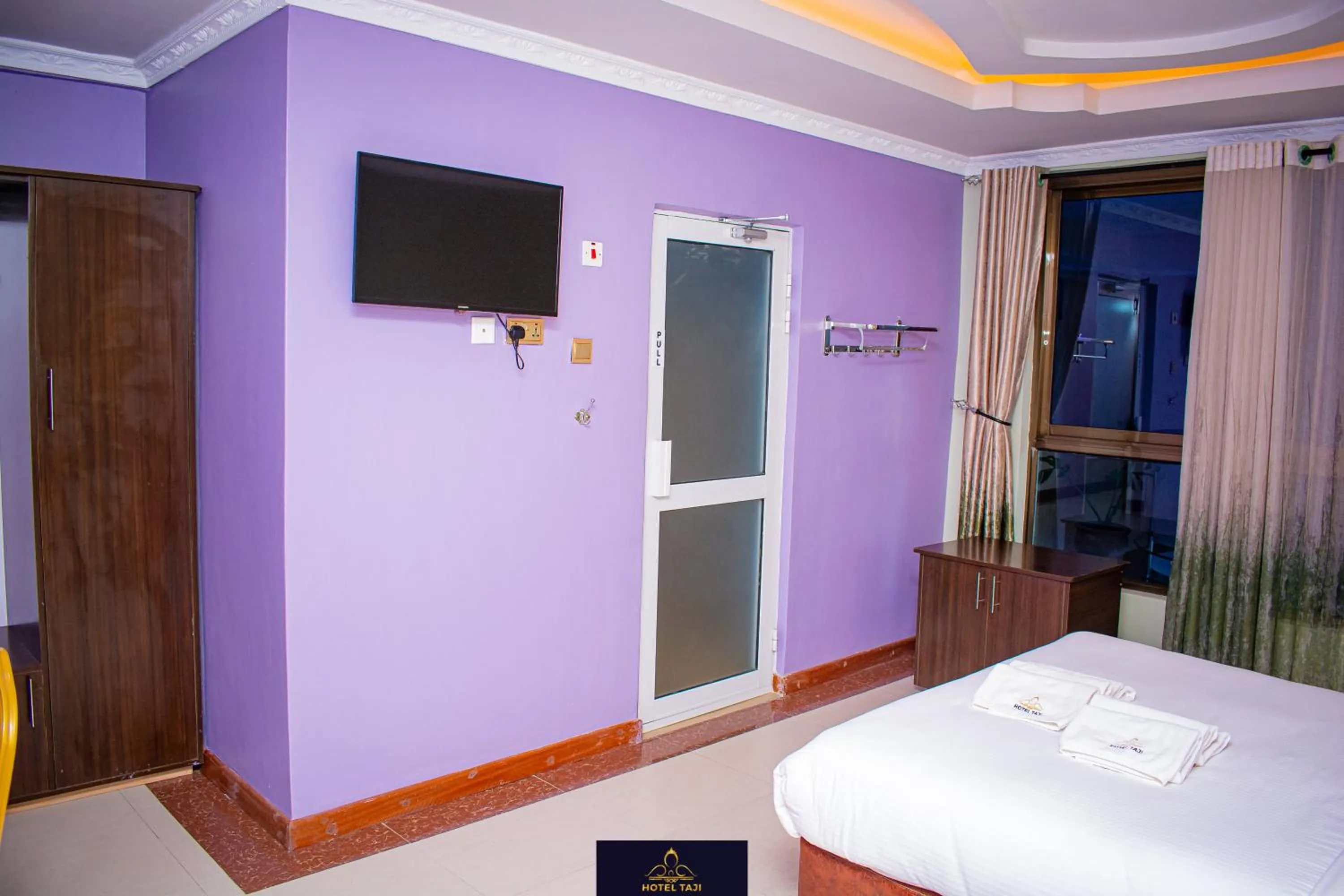 TV and multimedia, Bed in HOTEL TAJI