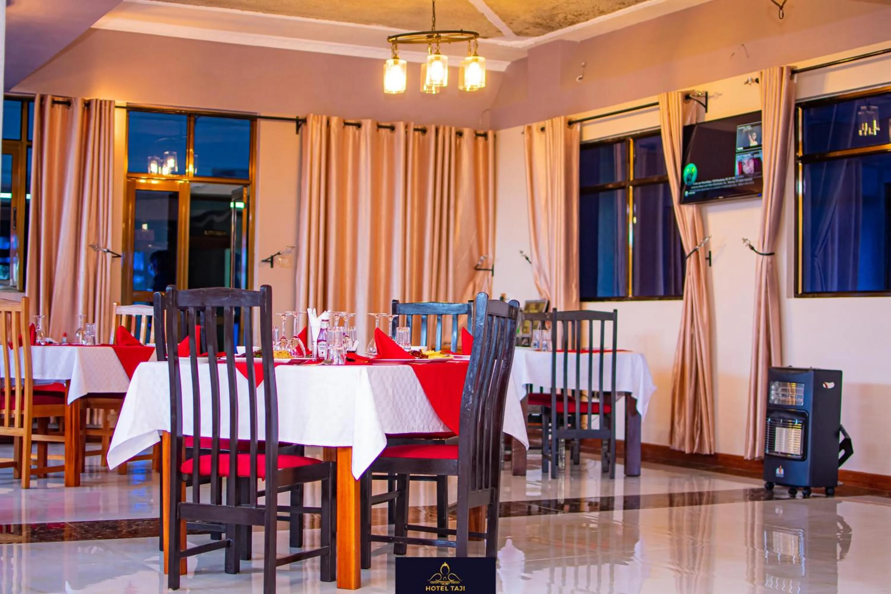 Restaurant/places to eat in HOTEL TAJI