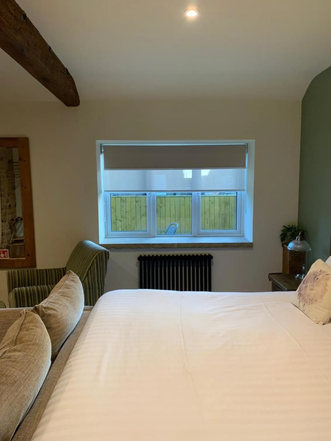 Bedroom, Bed in Shoulder of Mutton Inn