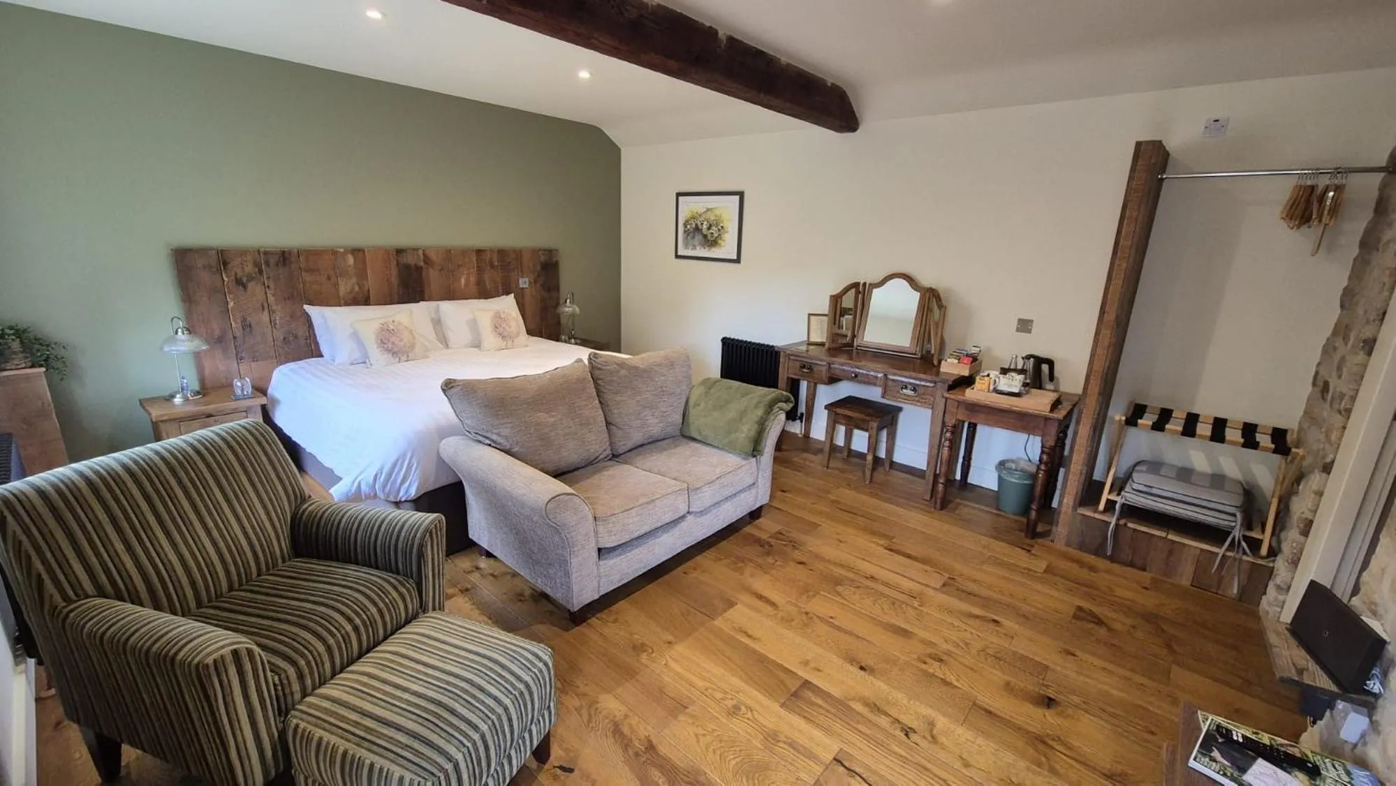 Photo of the whole room, Bed in Shoulder of Mutton Inn