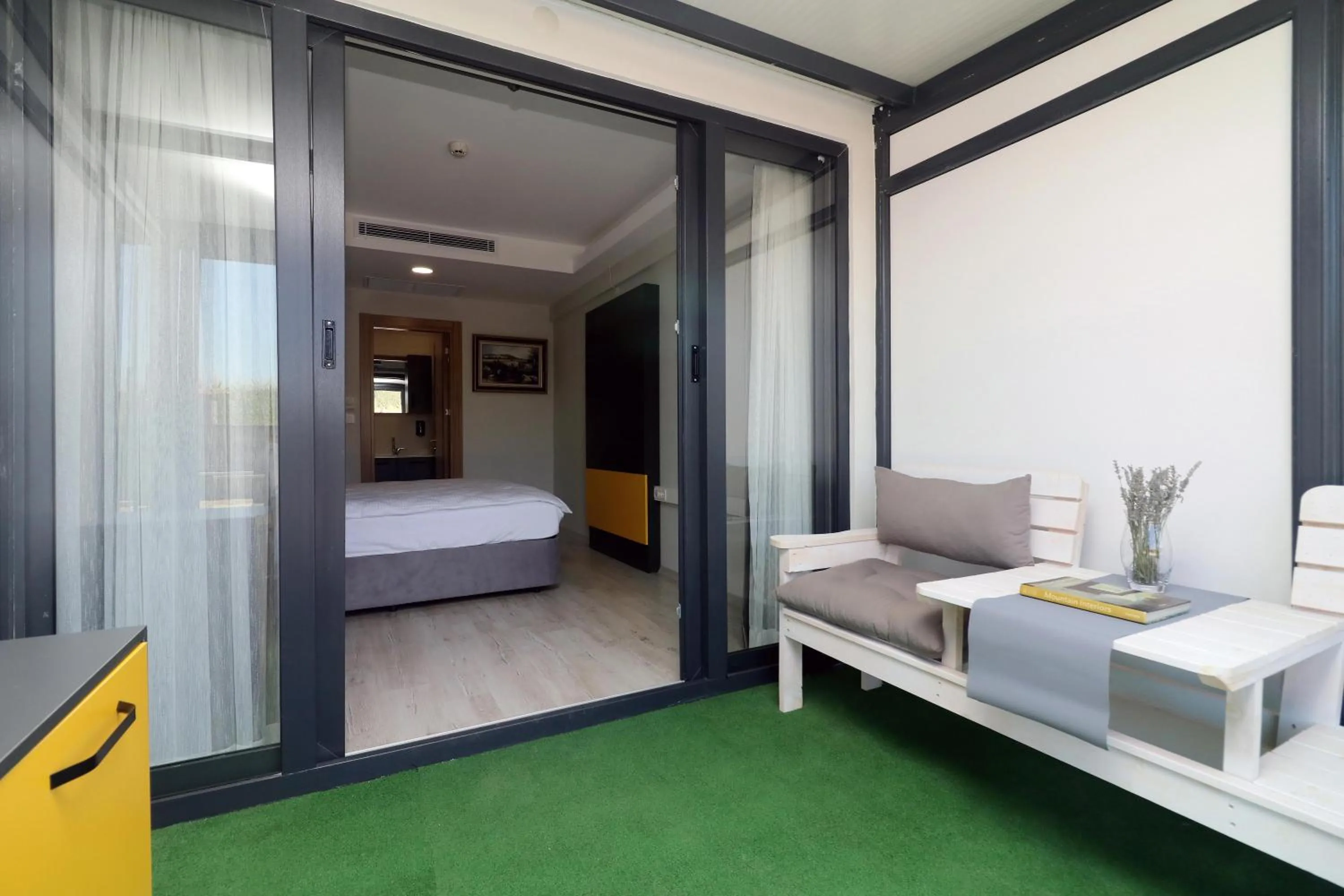 Balcony/Terrace, Bed in Old Farm Hotel