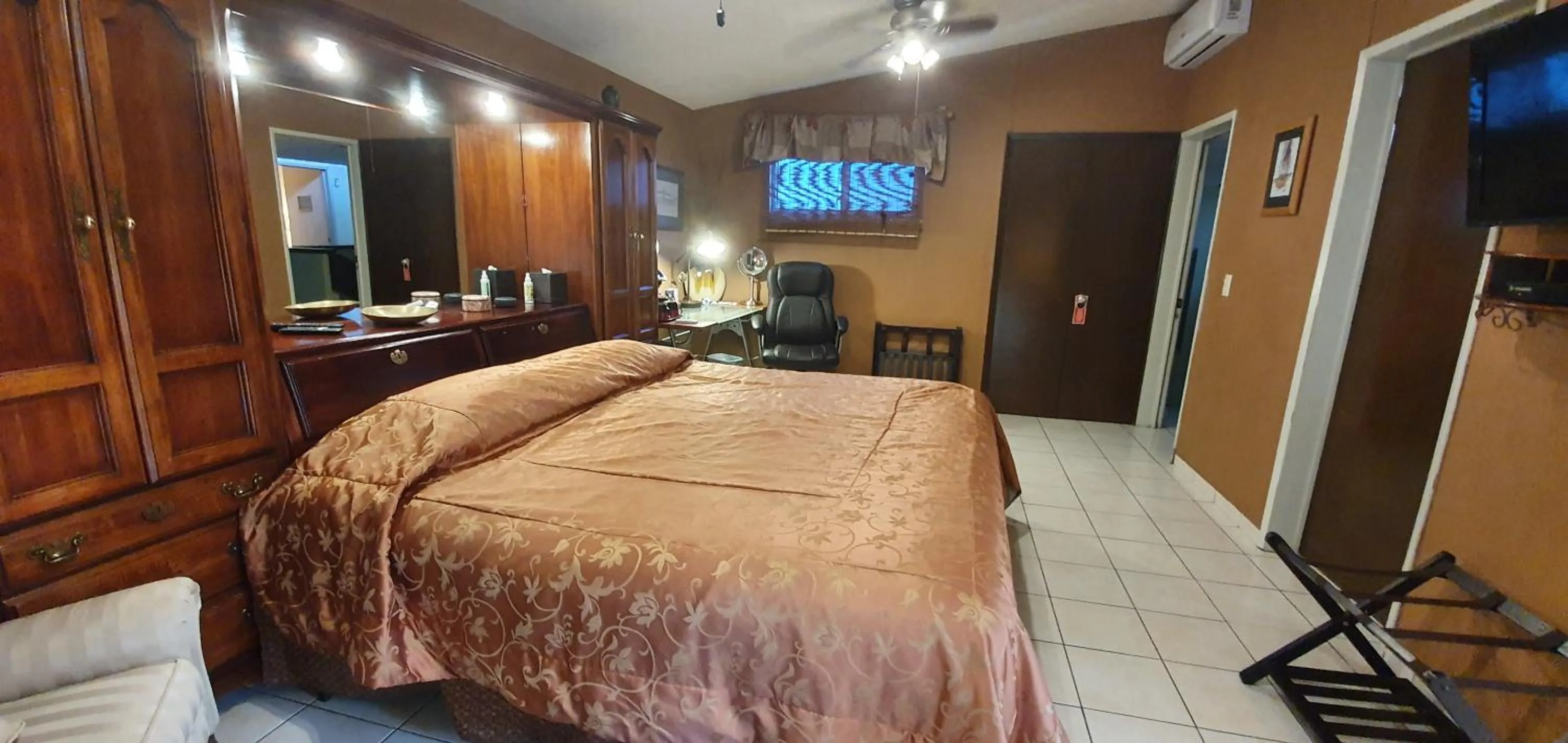 Bathroom, Bed in Dickinson Guest House, Guadalajara Expo