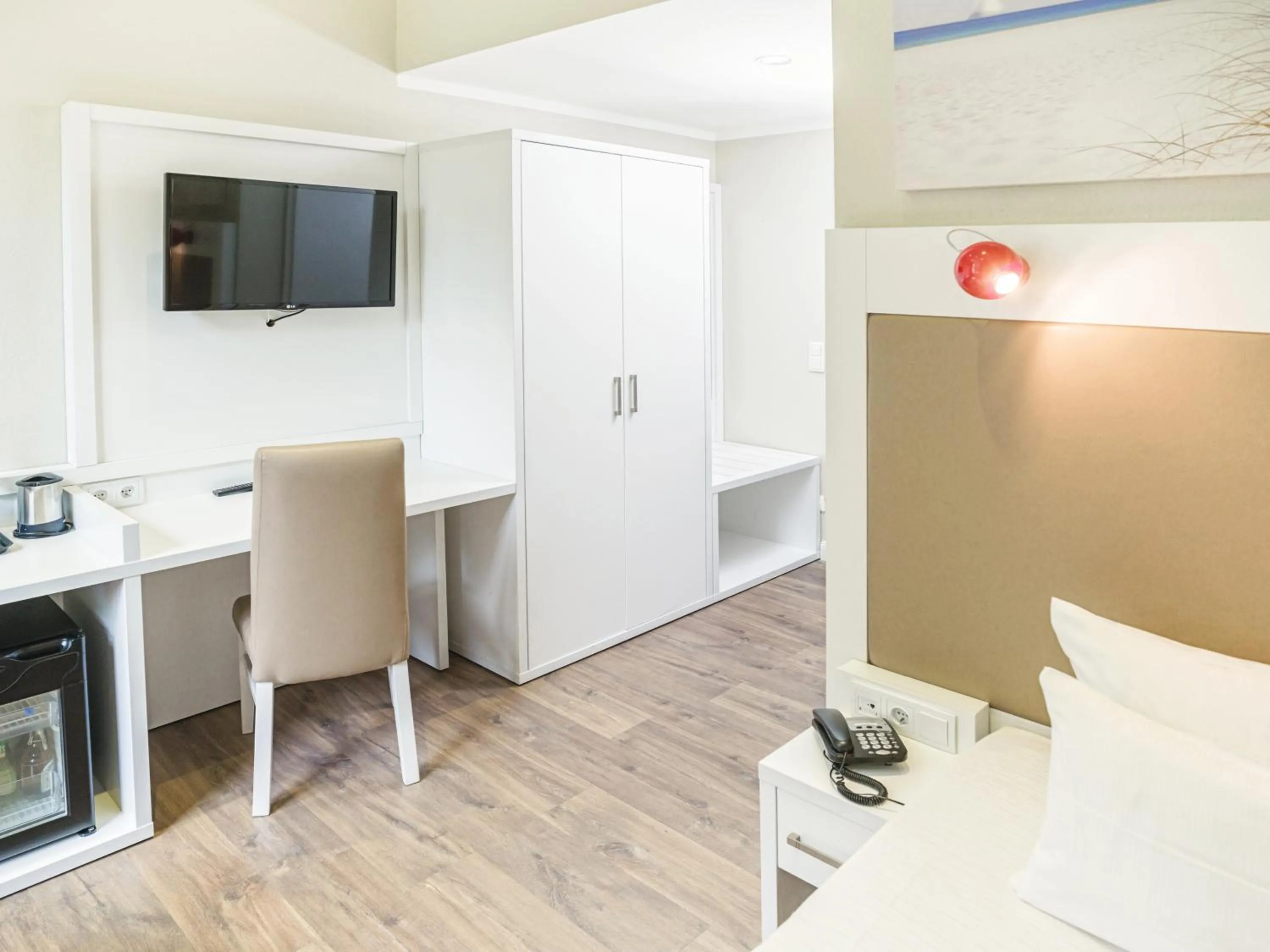 Photo of the whole room, Bed in Hotel Domicil Hamburg by Golden Tulip