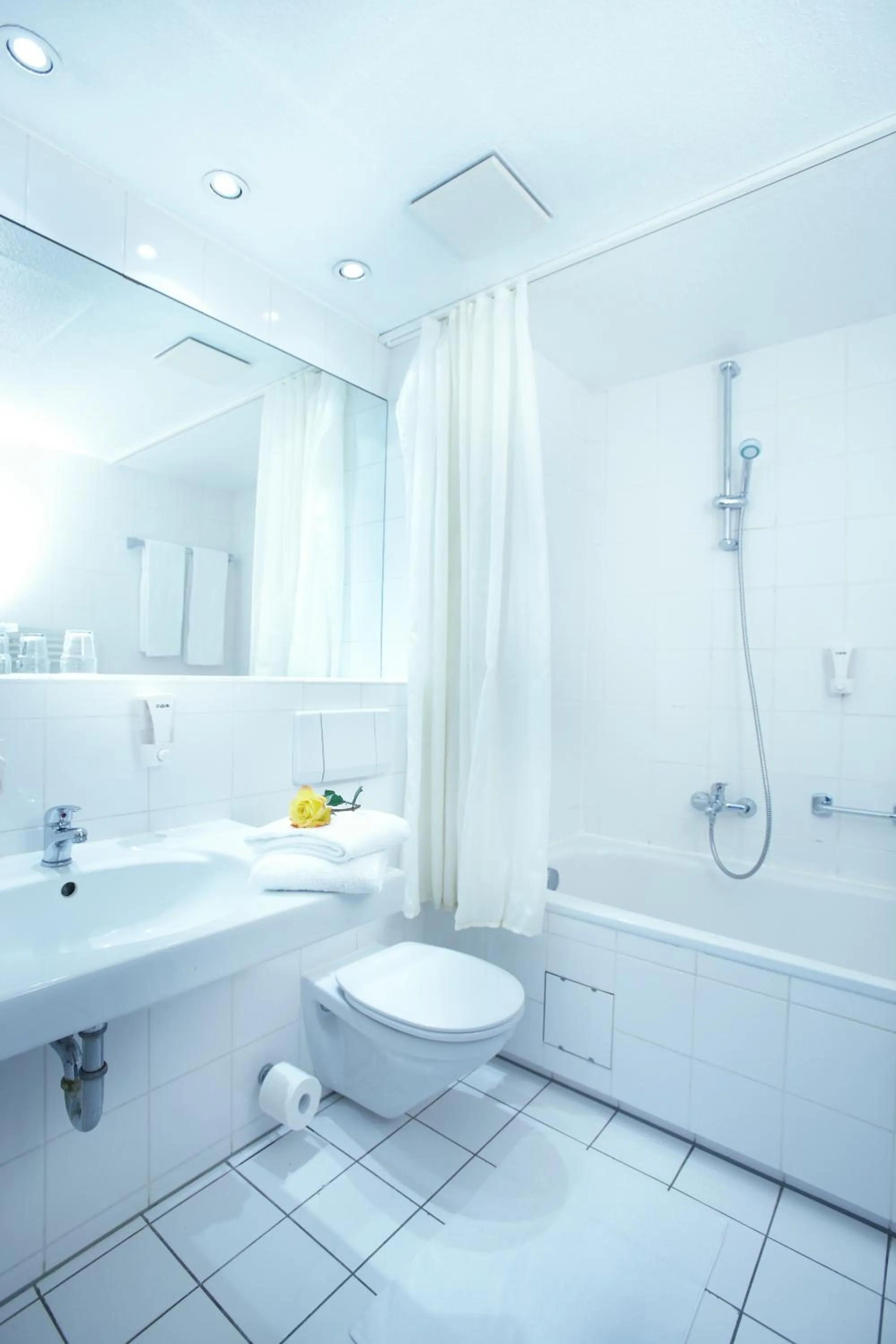 Bathroom in Hotel Domicil Hamburg by Golden Tulip