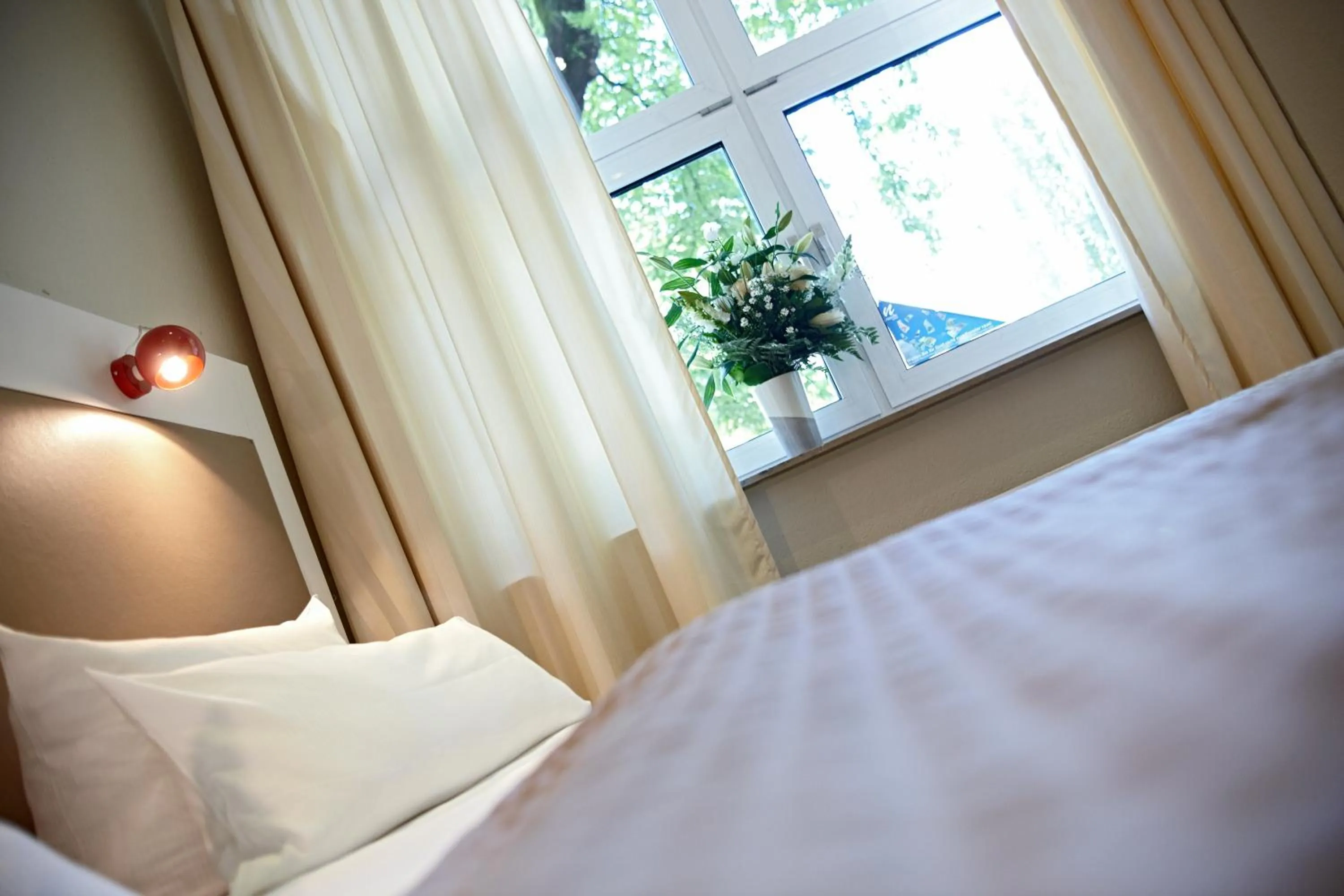 Photo of the whole room, Bed in Hotel Domicil Hamburg by Golden Tulip