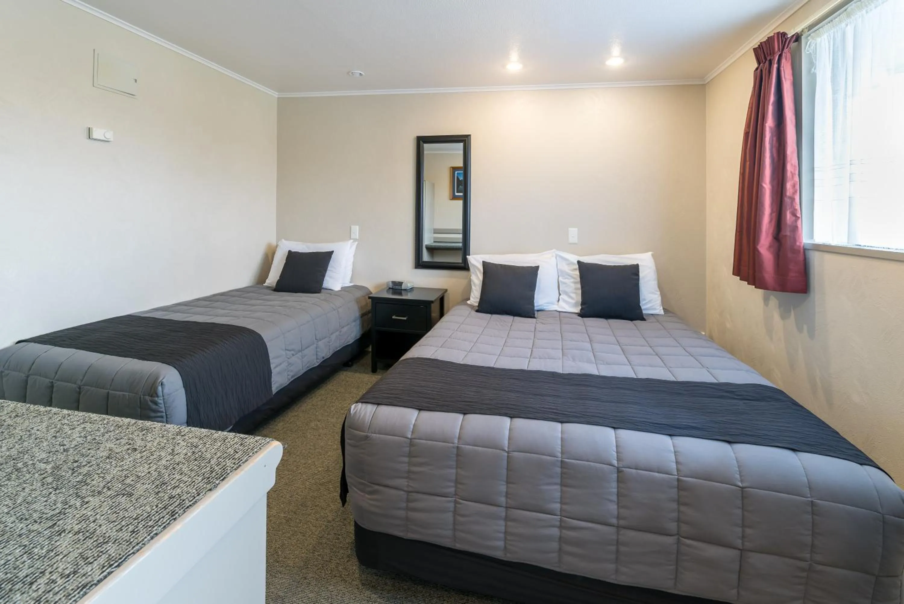 Bed in Lakeside Motel & Apartments