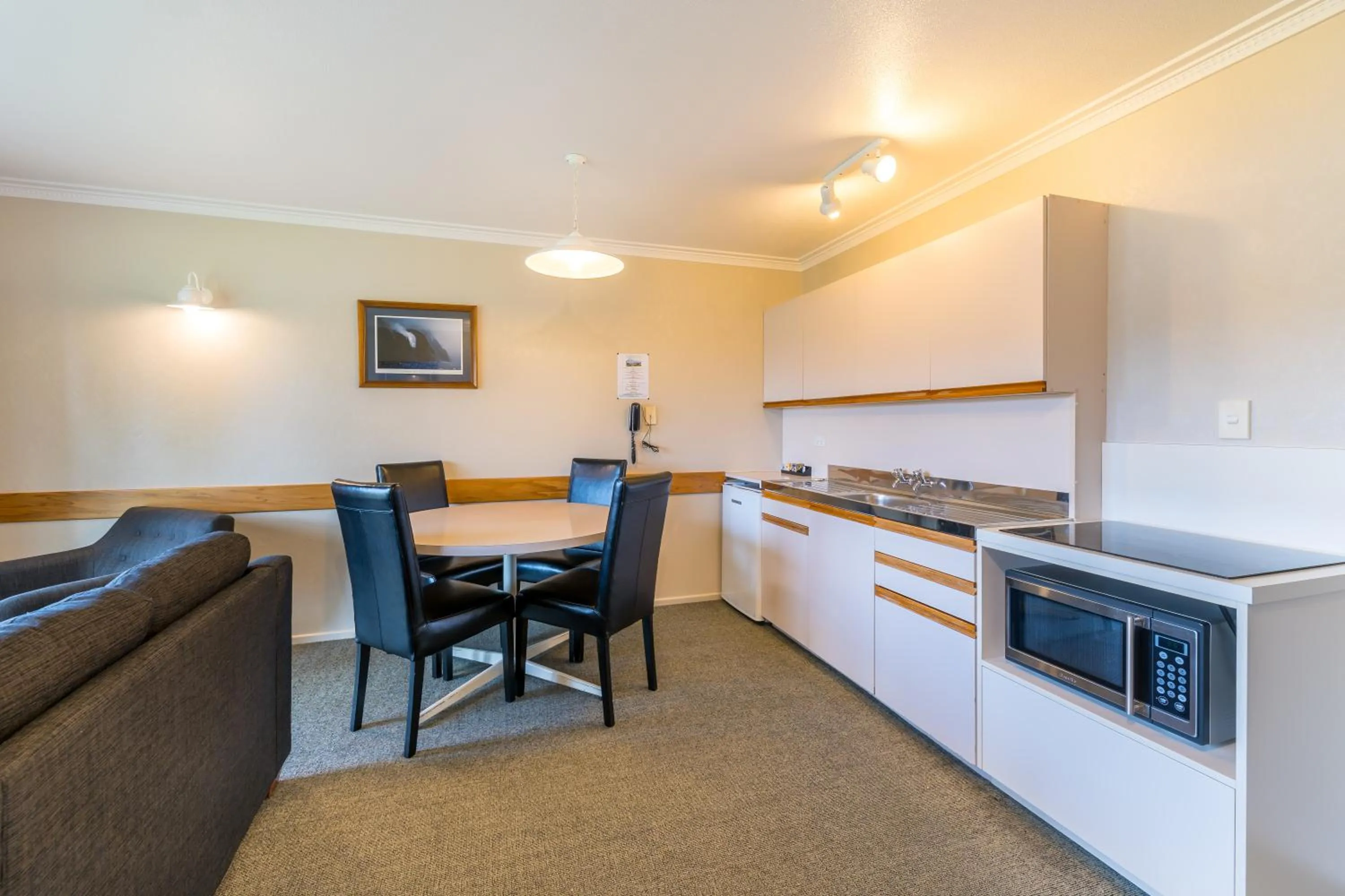 Lakeside Motel & Apartments