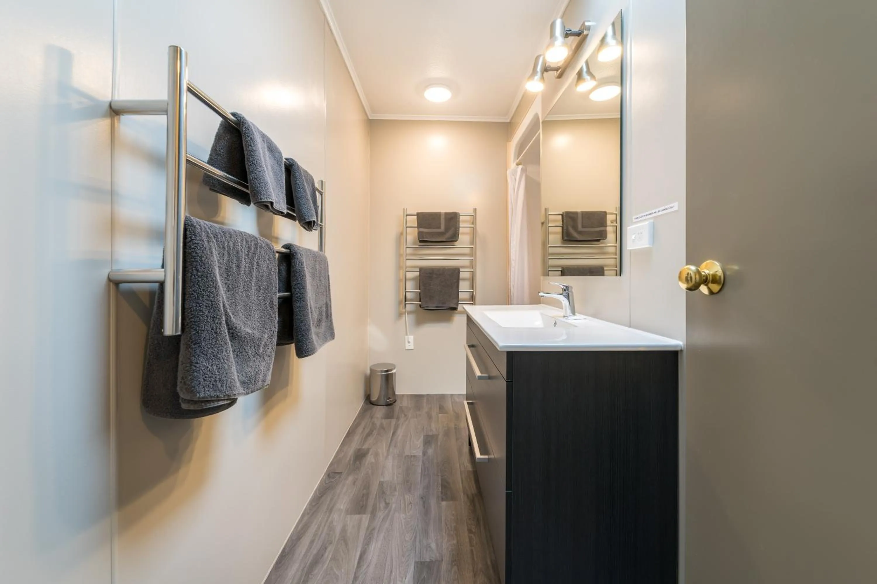 Lakeside Motel & Apartments