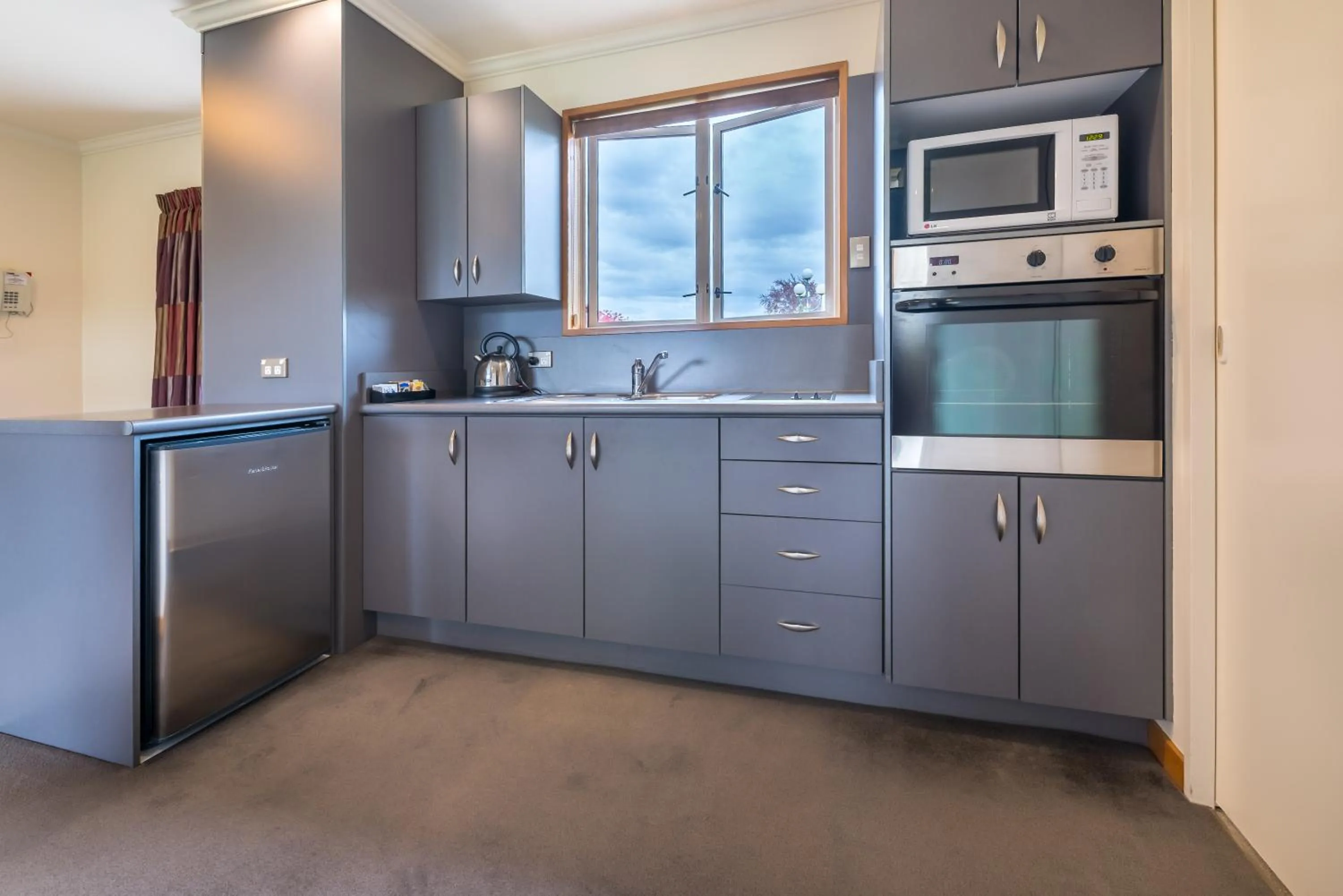 Lakeside Motel & Apartments