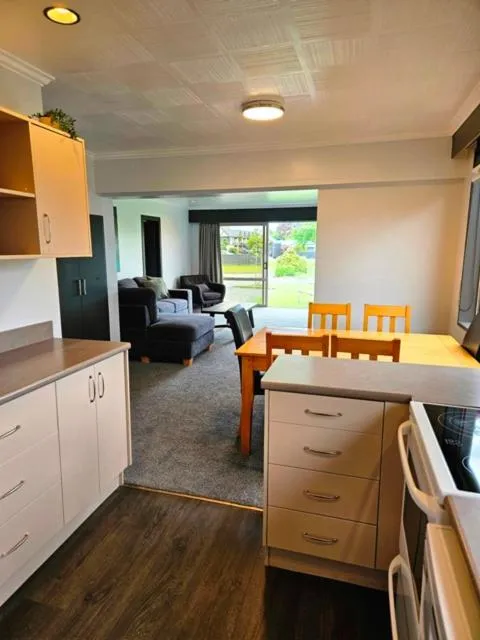 Lakeside Motel & Apartments