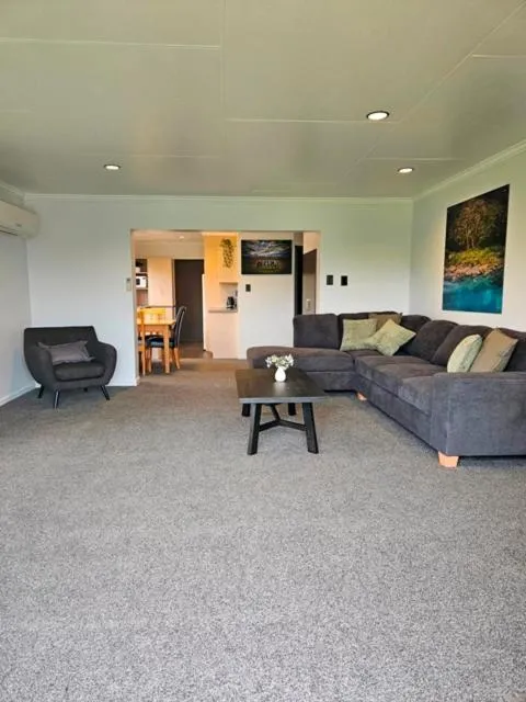 Lakeside Motel & Apartments