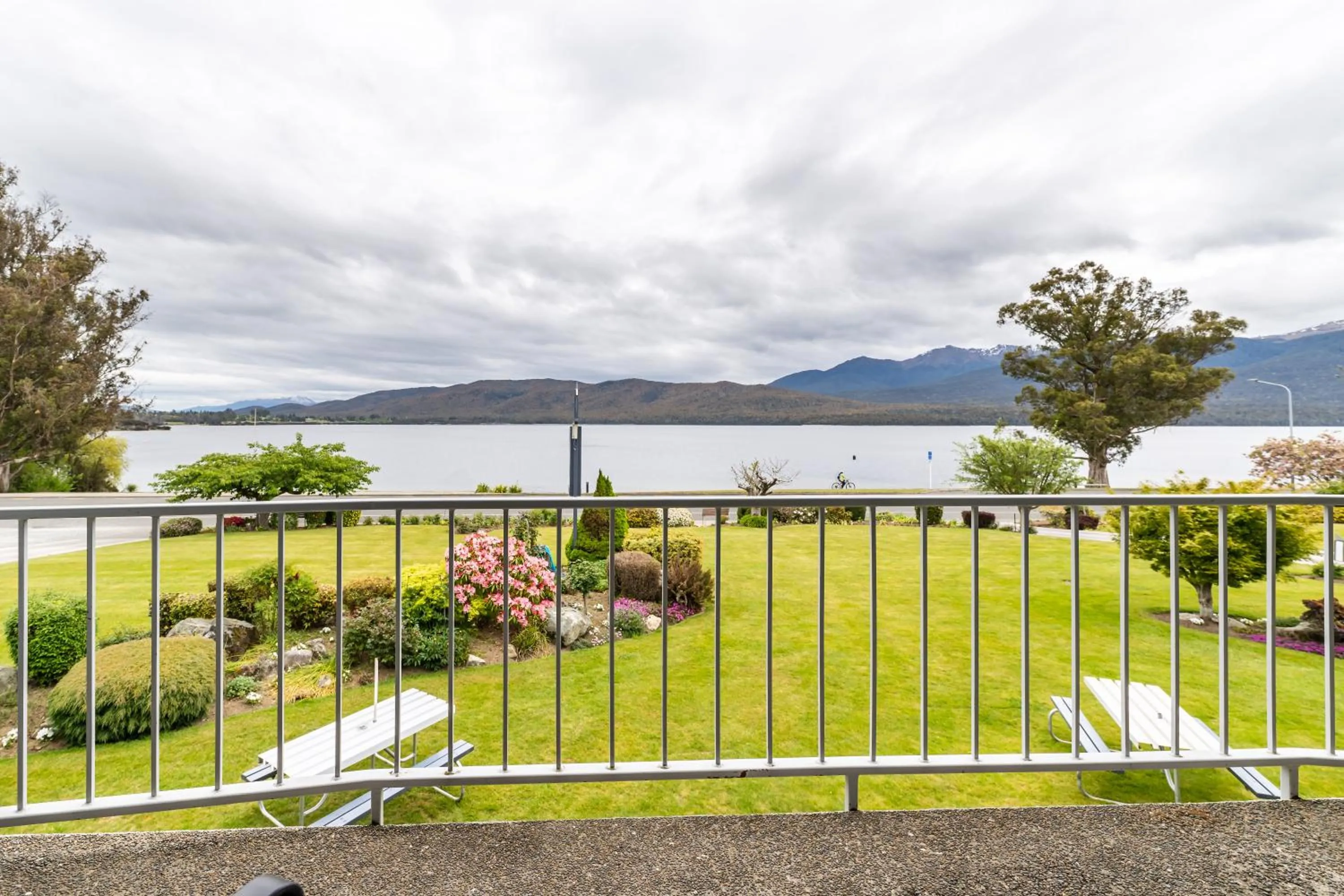 Lakeside Motel & Apartments