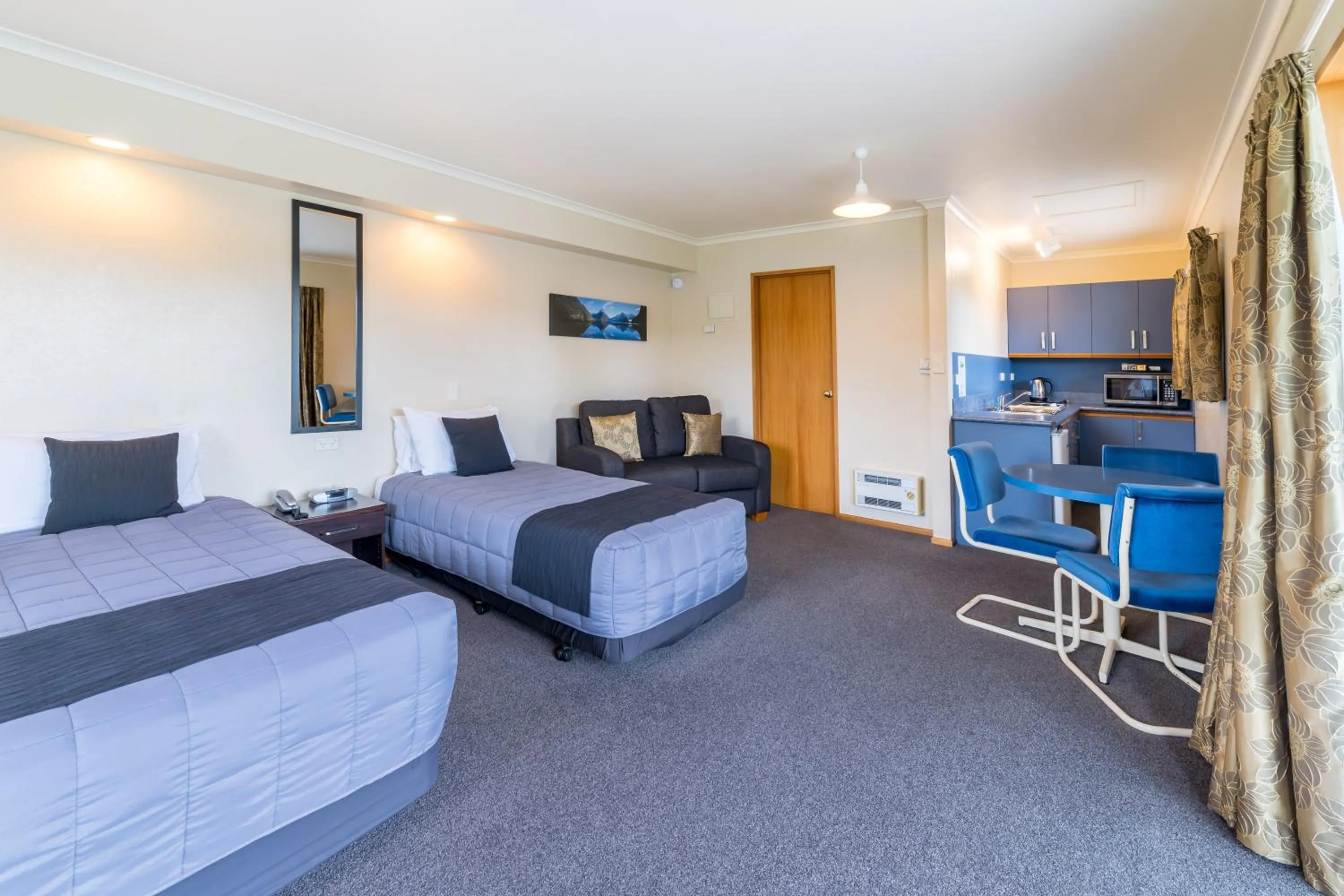 Bed in Lakeside Motel & Apartments