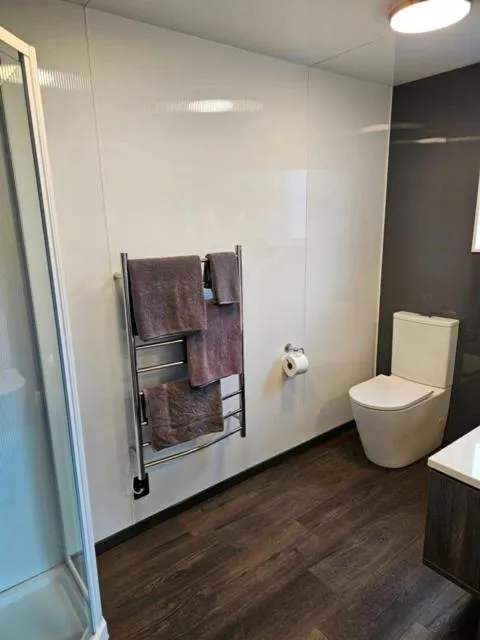 Lakeside Motel & Apartments