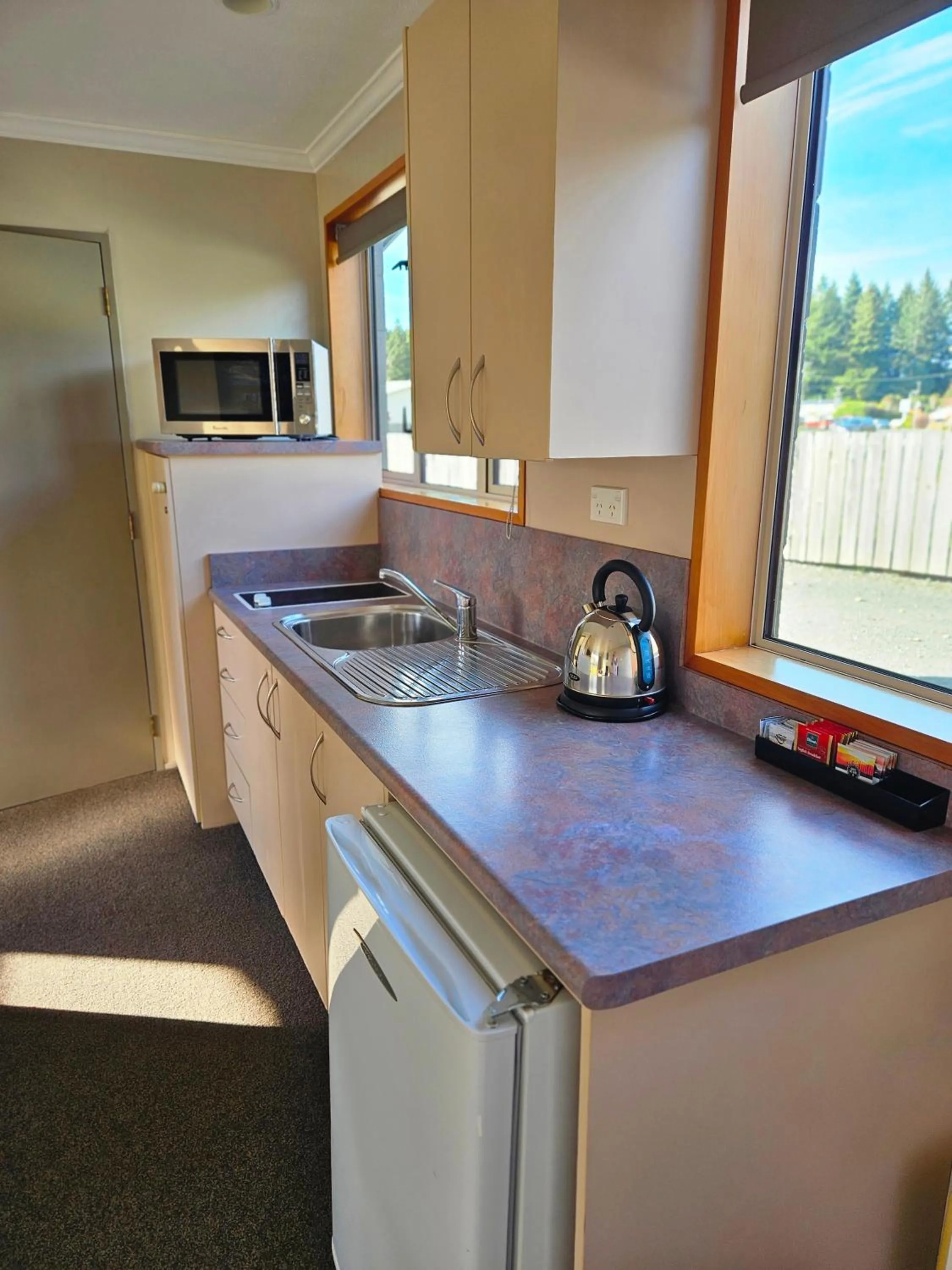 Lakeside Motel & Apartments