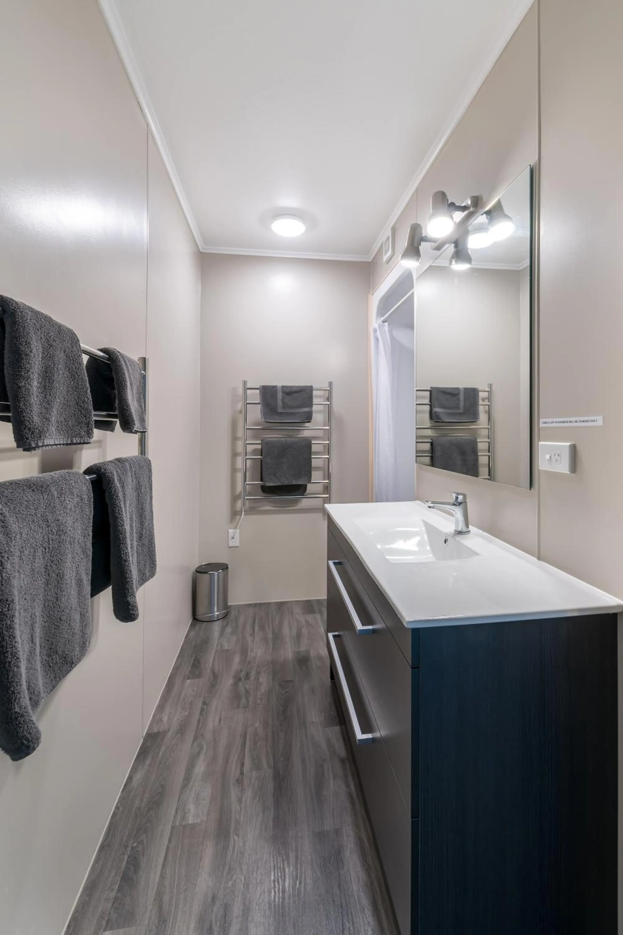 Lakeside Motel & Apartments