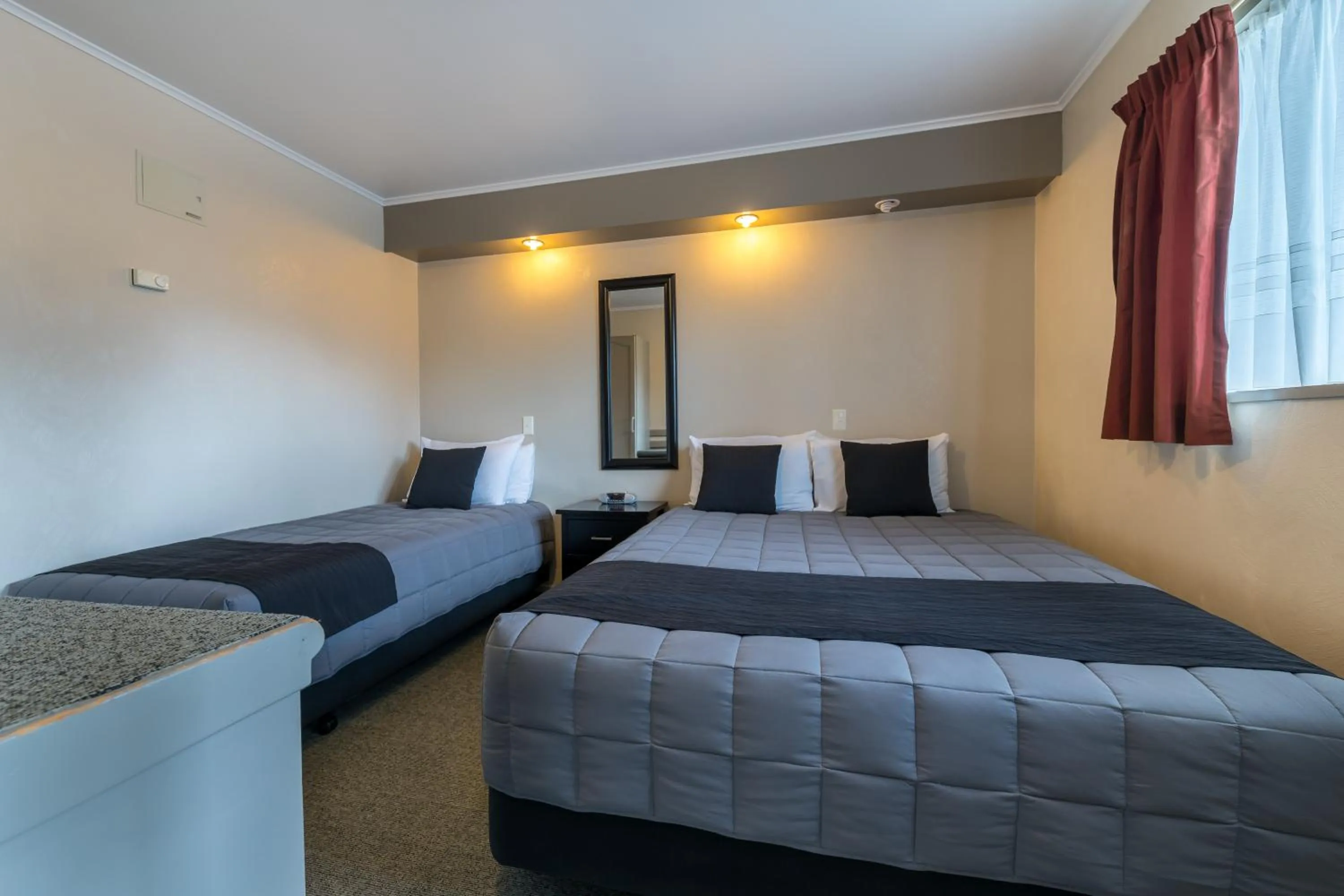 Bed in Lakeside Motel & Apartments