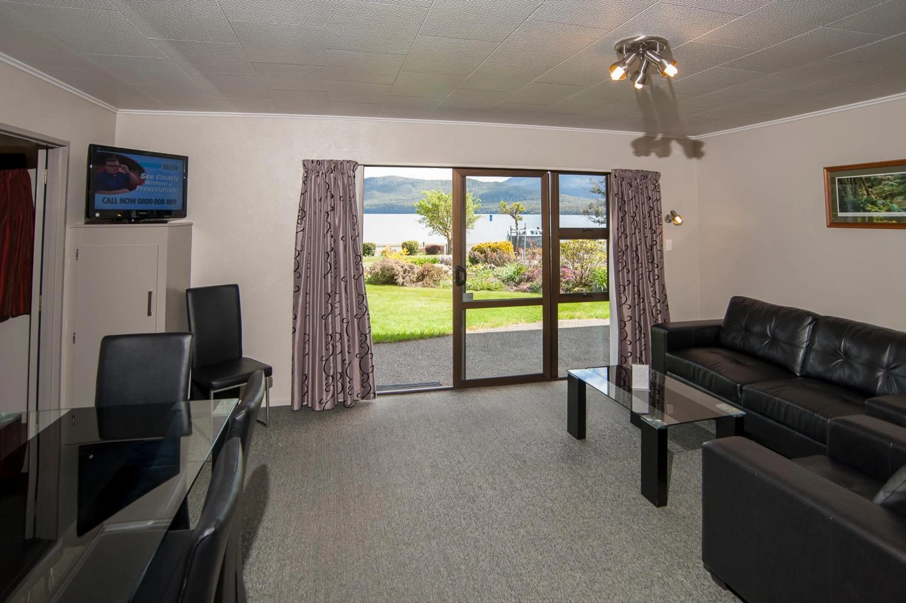 Living room in Lakeside Motel & Apartments