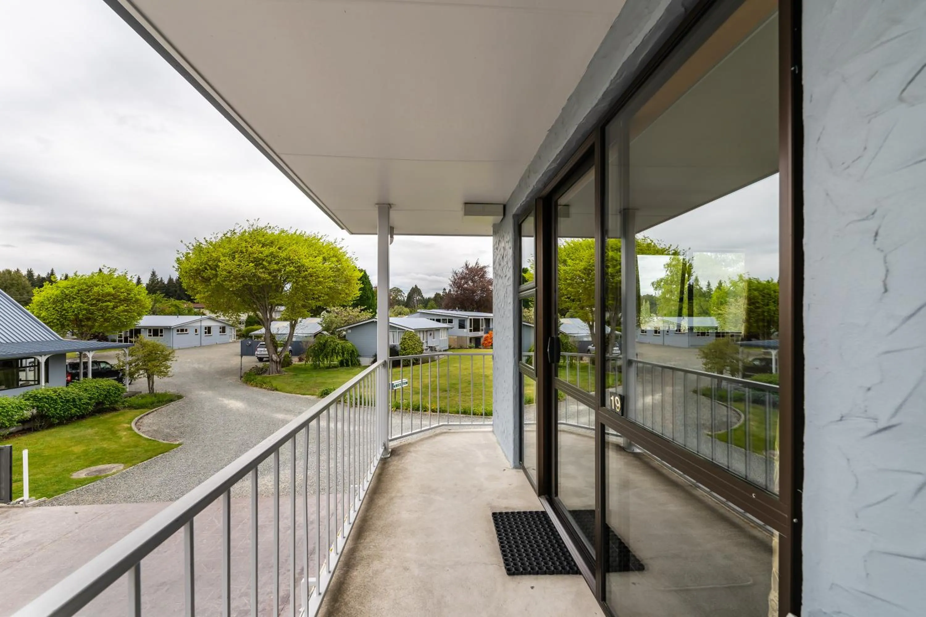 Lakeside Motel & Apartments