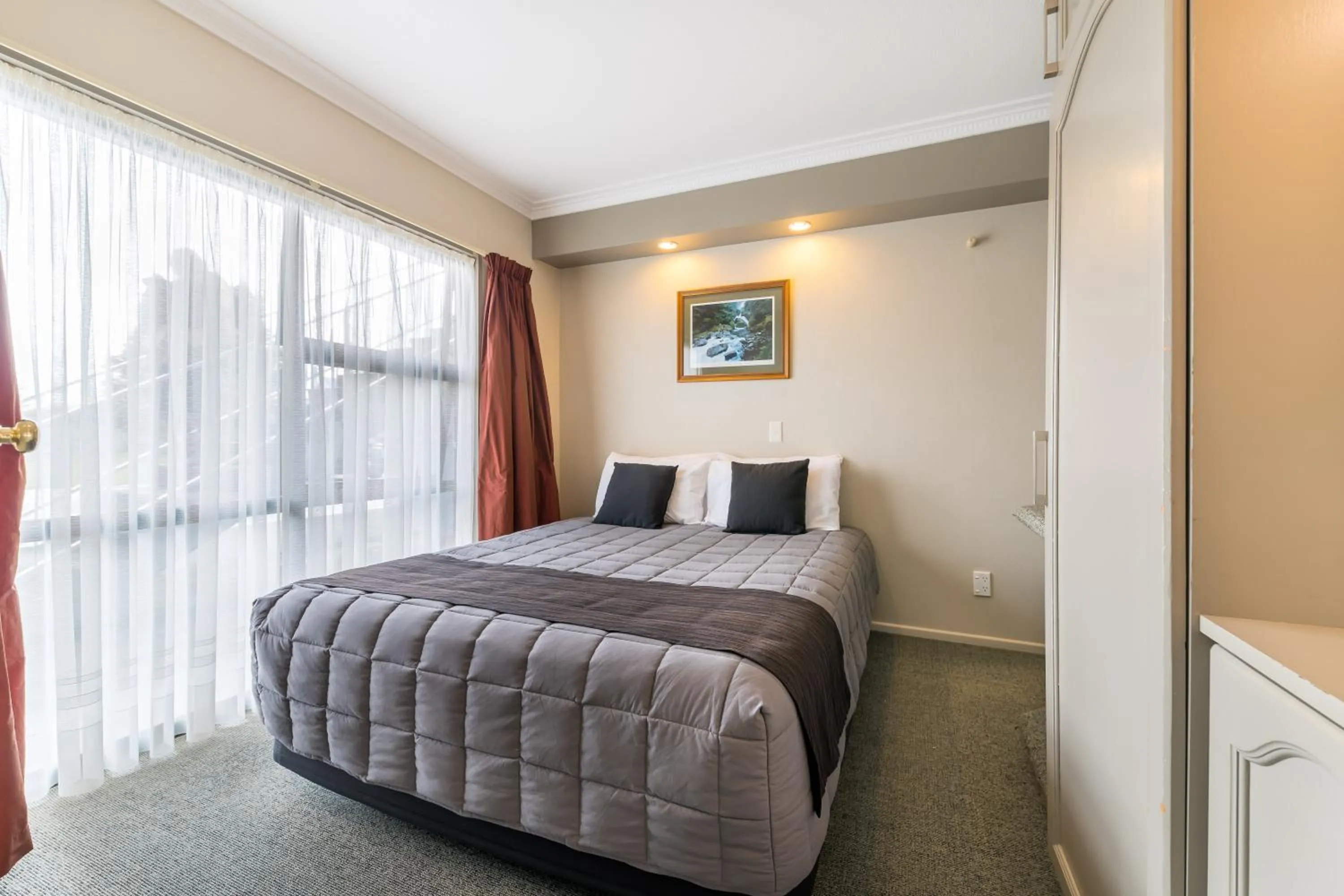 Bed in Lakeside Motel & Apartments