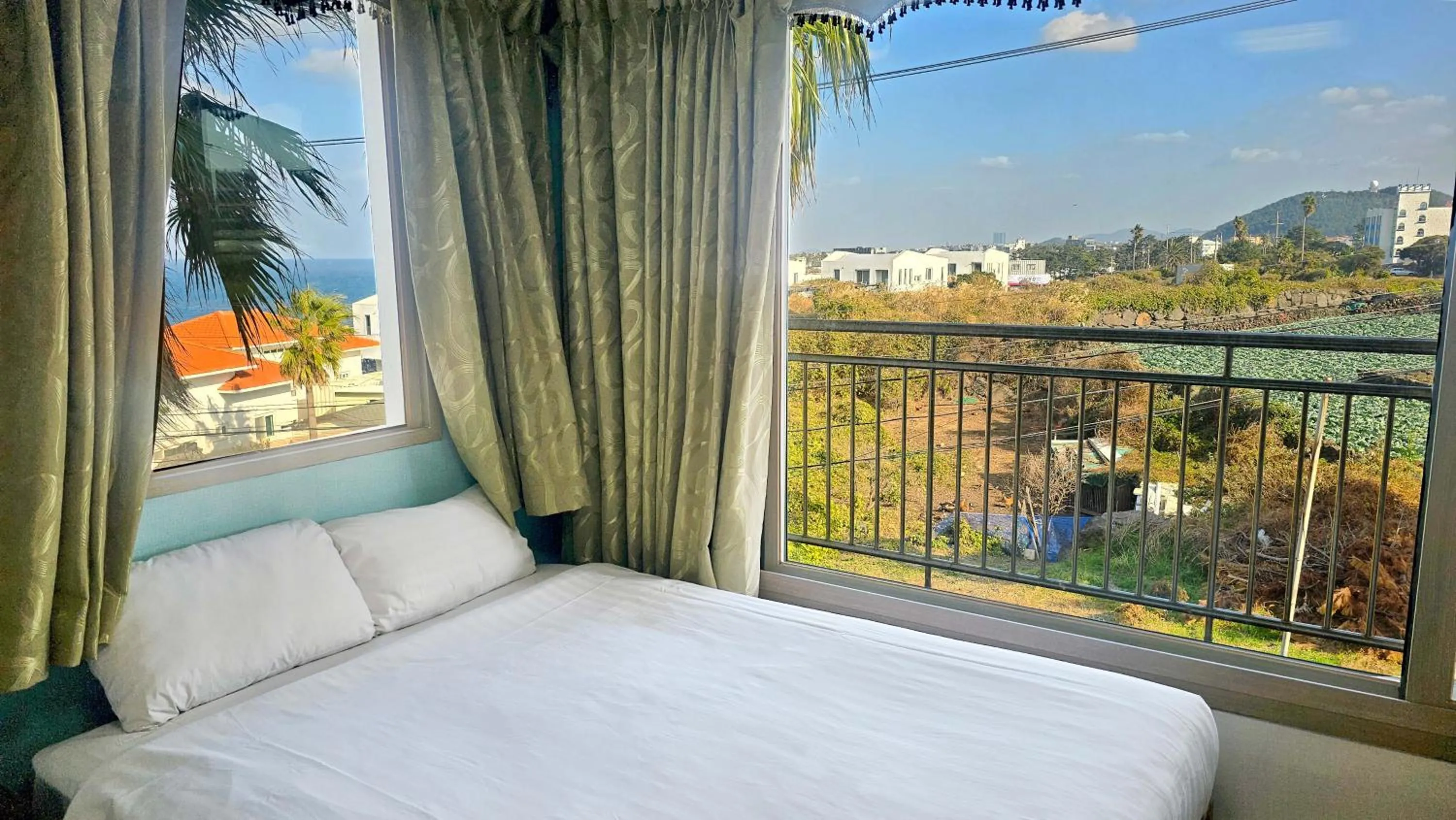 Property building, Bed in Sea Cliff Hotel Jeju